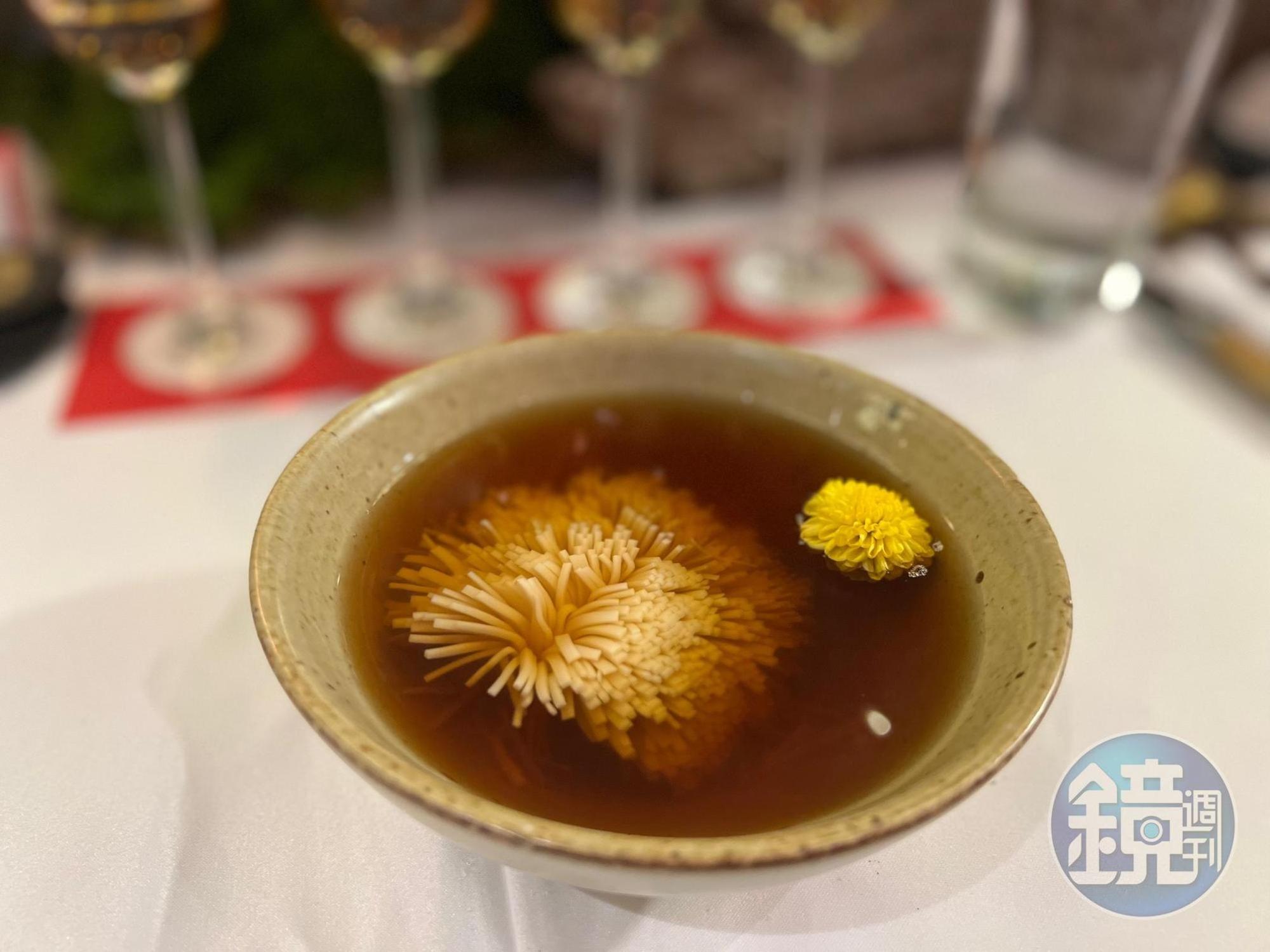 小後苑費工準備的枸杞豆腐澄清湯,與威士忌特別搭配。