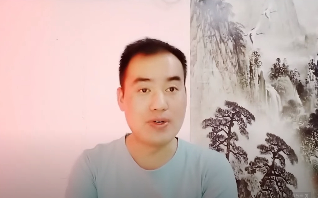 一名操著中國口音的男子稱，蔡英文與賴清德在生日宴上大打出手。（翻攝自YouTube）