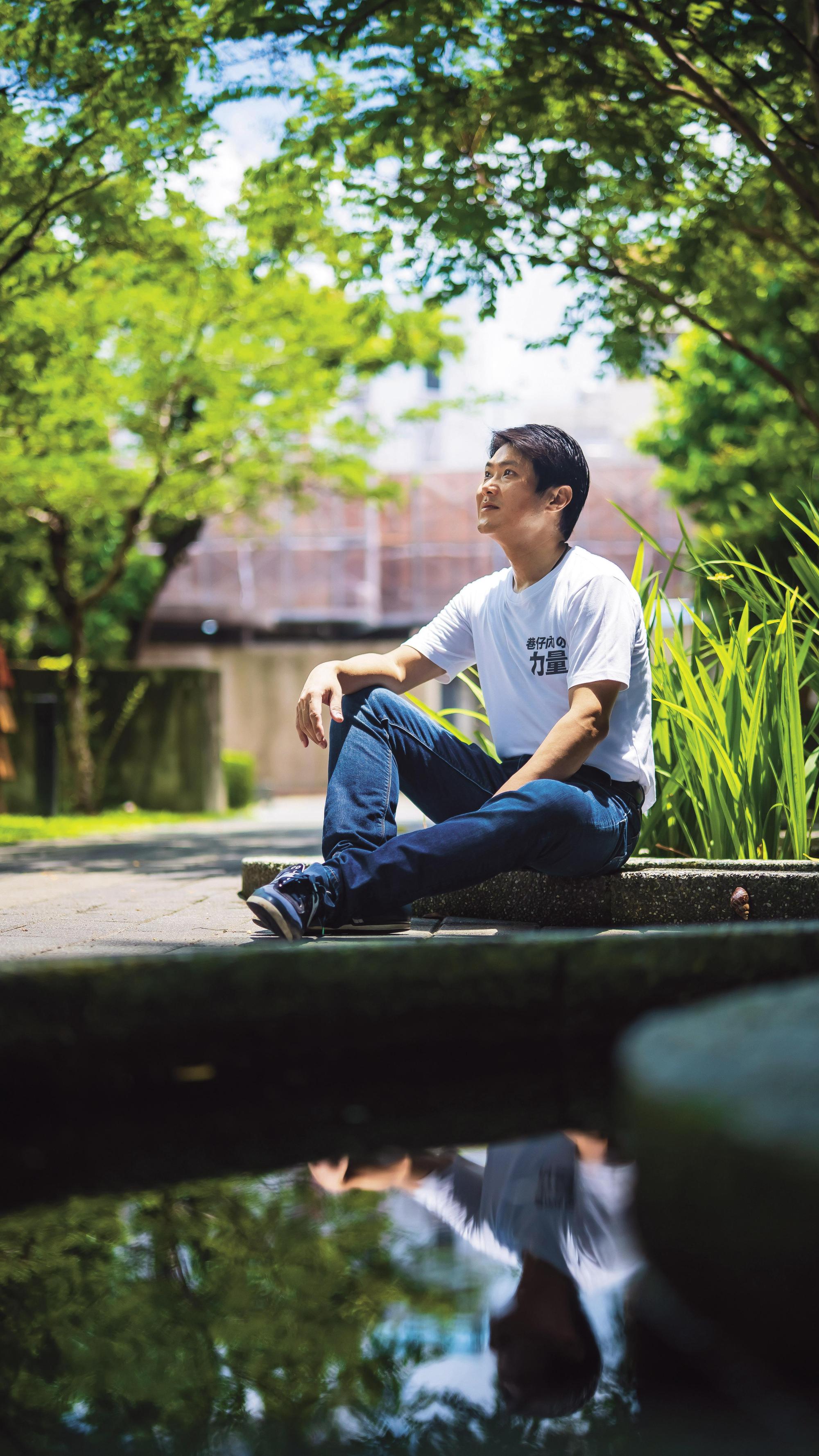綠意盎然的台中文學公園，是隱藏在喧囂市區裡一處難得的靜謐角落，也讓近日忙於奔走拜票的許瑞宏，得以偷得片刻悠閒。