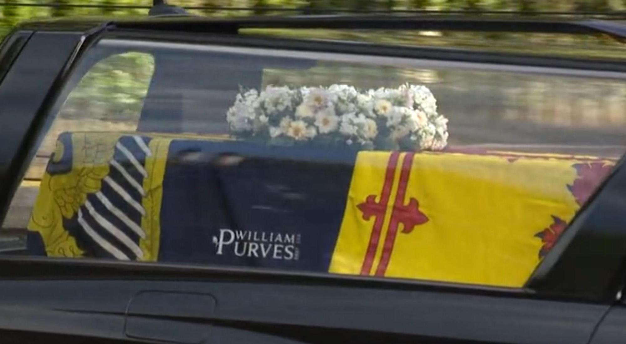 英國女王的靈車窗上貼有葬儀社「William Purves」的標誌。(翻攝McGeorgeOfTheJ1推特)