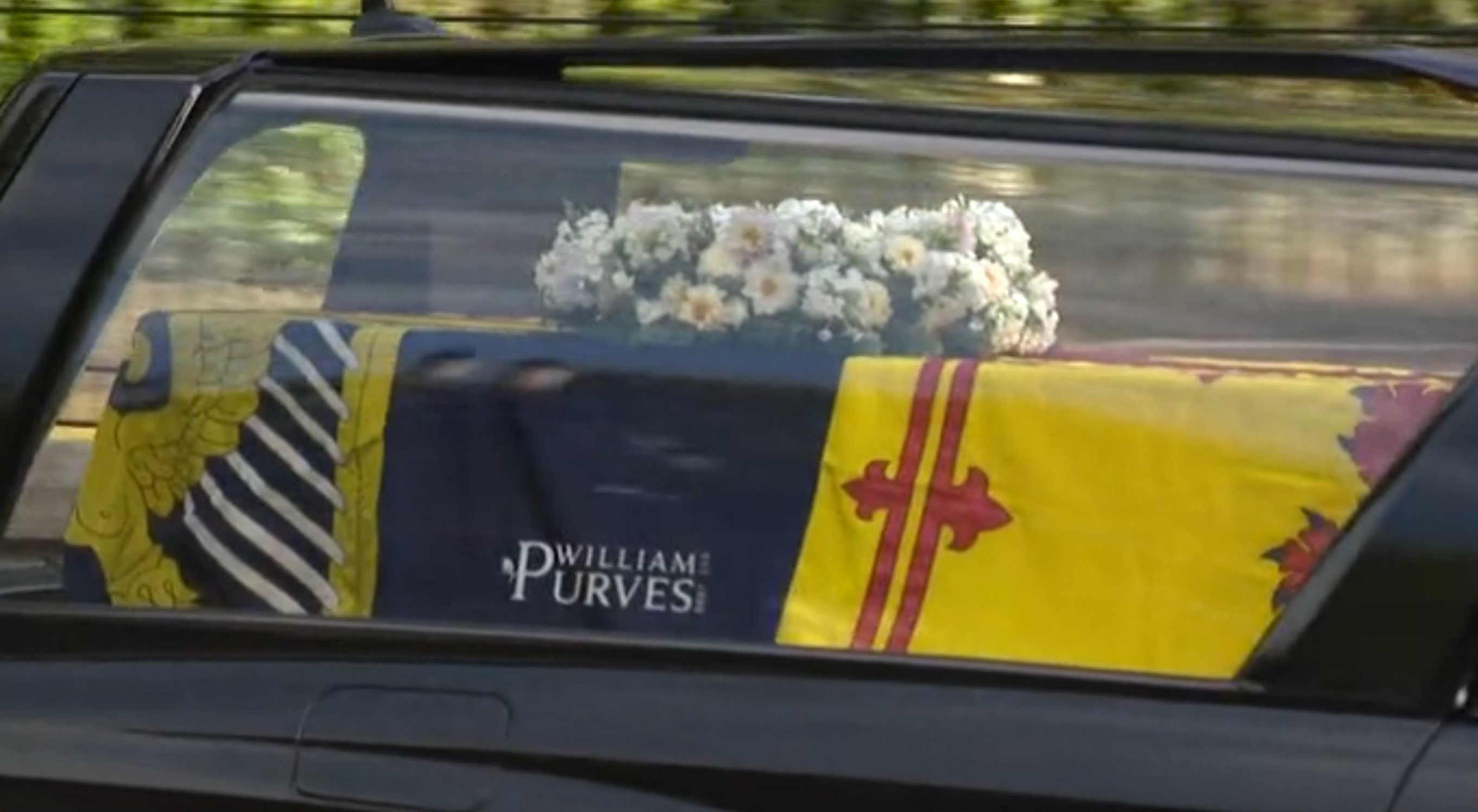英國女王的靈車窗上貼有葬儀社「William Purves」的標誌。（翻攝McGeorgeOfTheJ1推特）