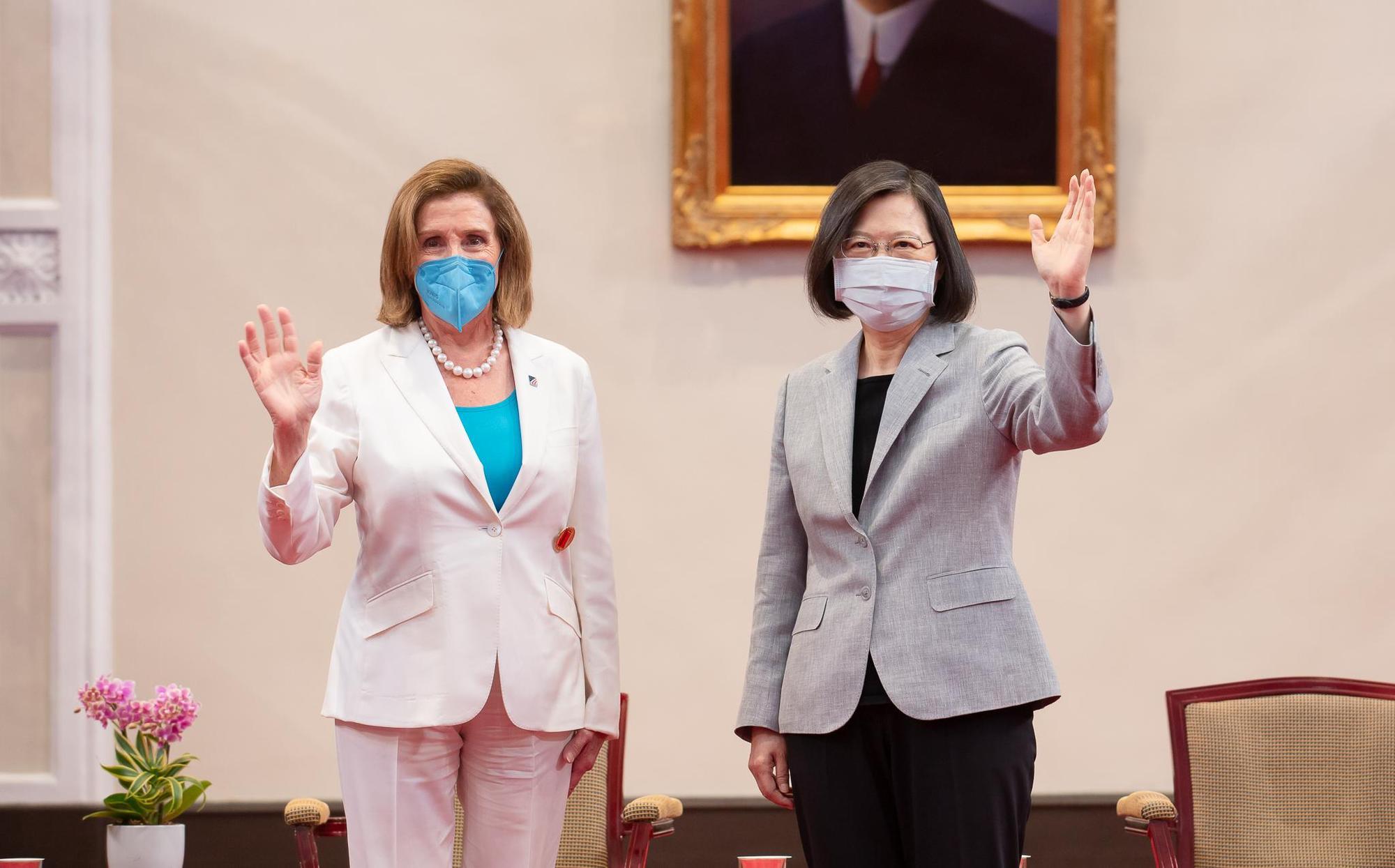 中國將美國眾議院議長裴洛西（左）訪台，視如承認台灣獨立般，空前武嚇。（總統府提供）