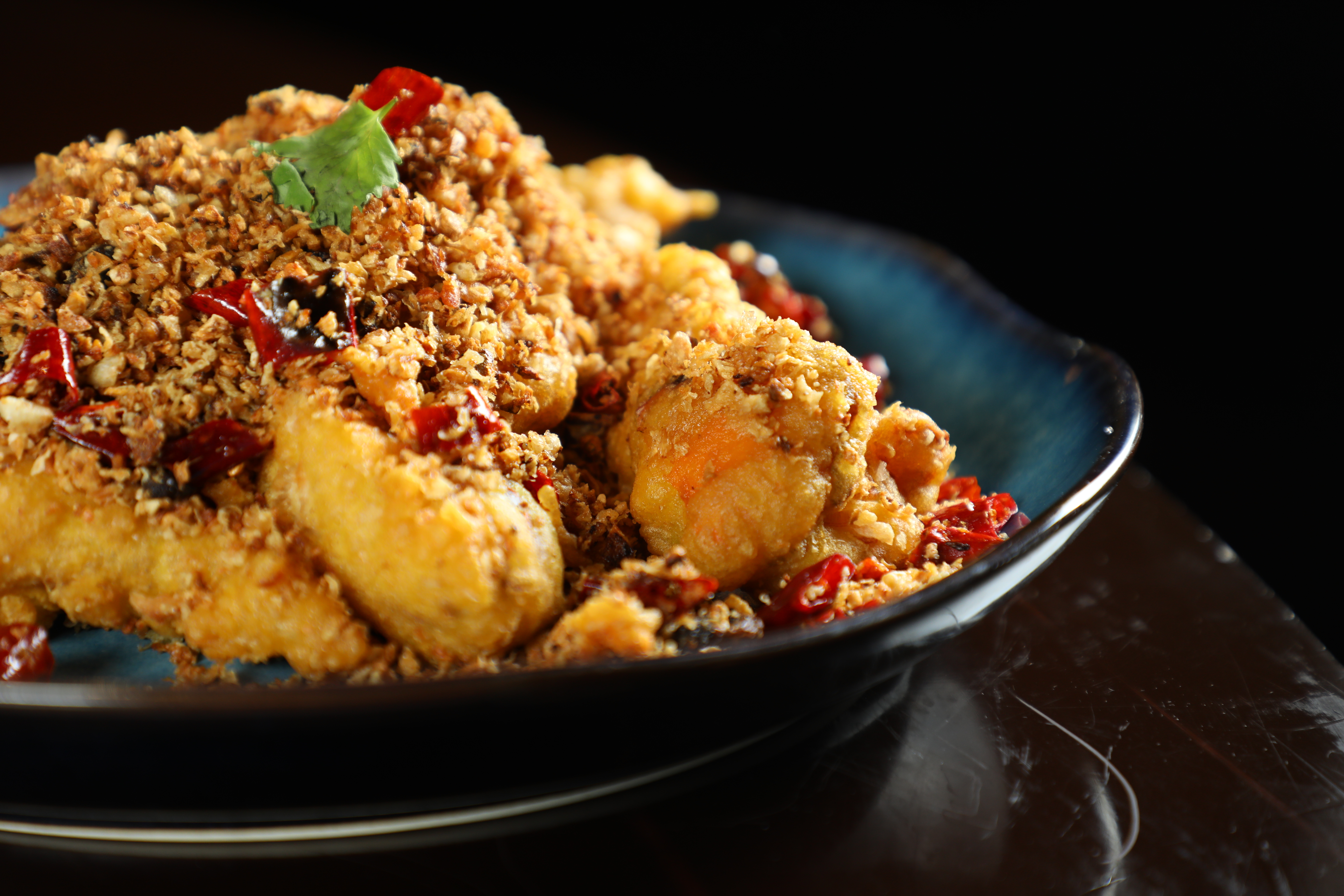 鍾安富主廚的「避風塘軟殼蟹」調味恰到好處，配白粥最好。（580元／份）