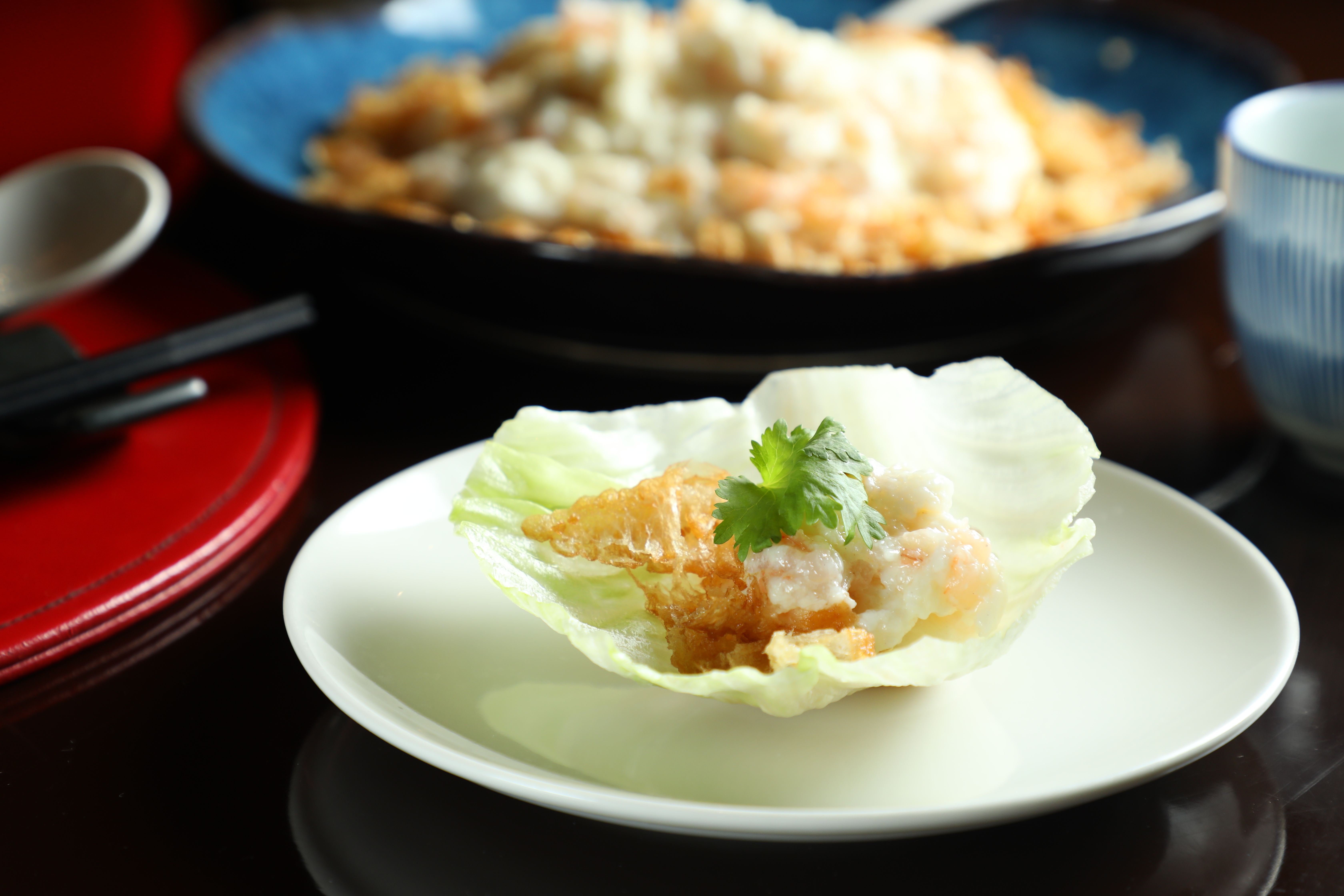 把「水晶牛奶炒蝦鬆」包在生菜裡清爽入口最對味。
