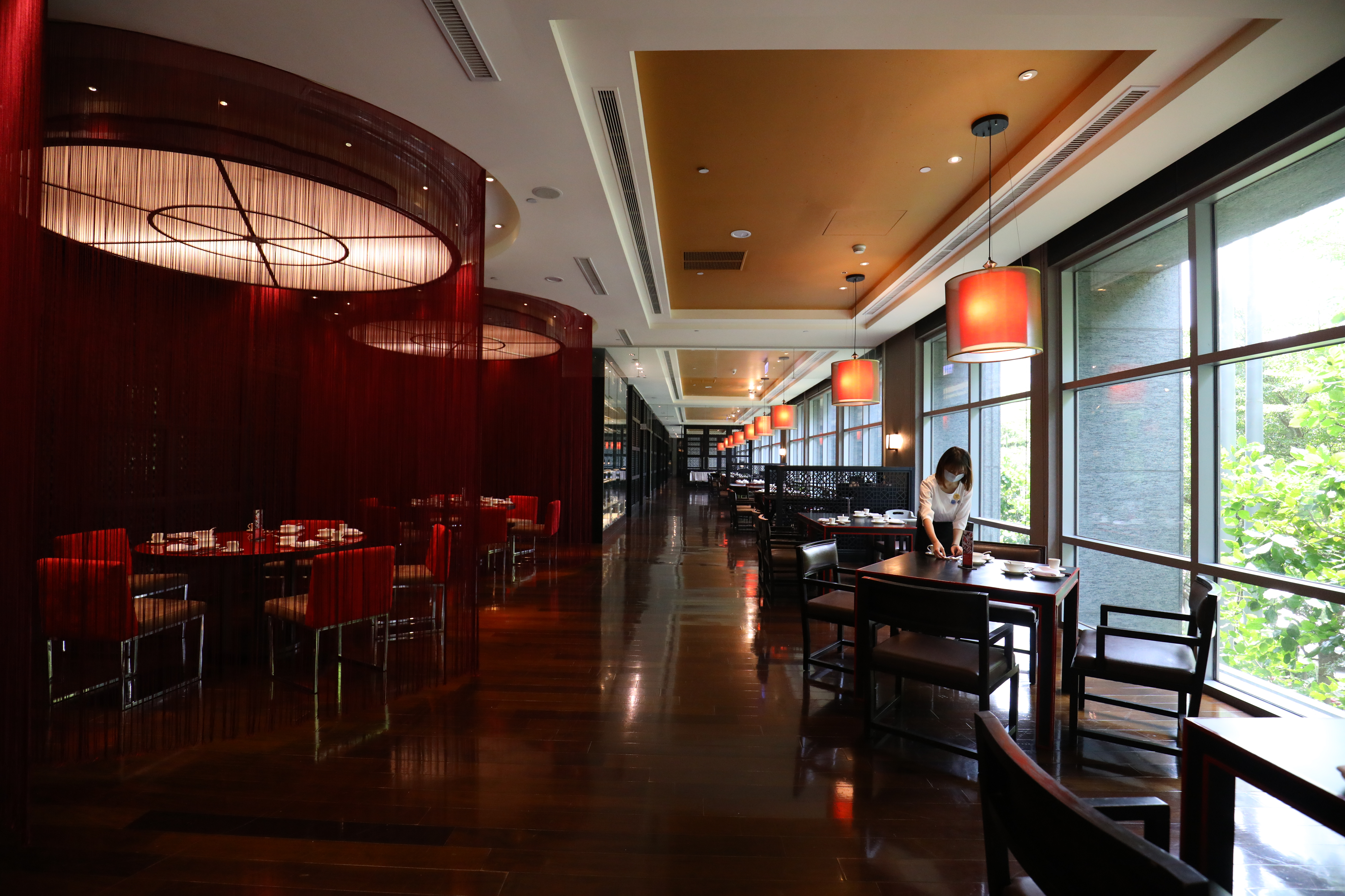 「味坊中餐廳」有包廂也有堂食，4人小桌正對著整排盎然綠意。
