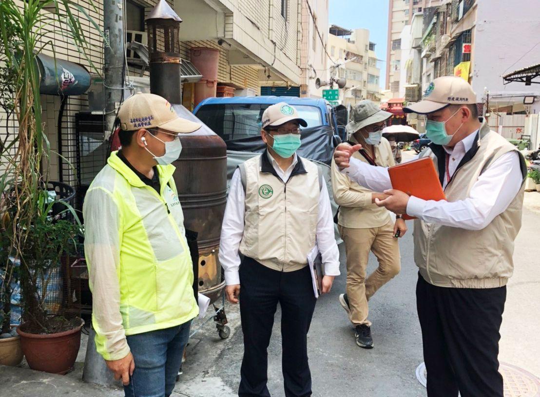 高雄發生本土登革熱群聚案;高雄市衛生局潘炤穎副局長(左起)、疾病管制署周志浩署長、疾病管制署高屏區林明誠主任。(疾管署提供)