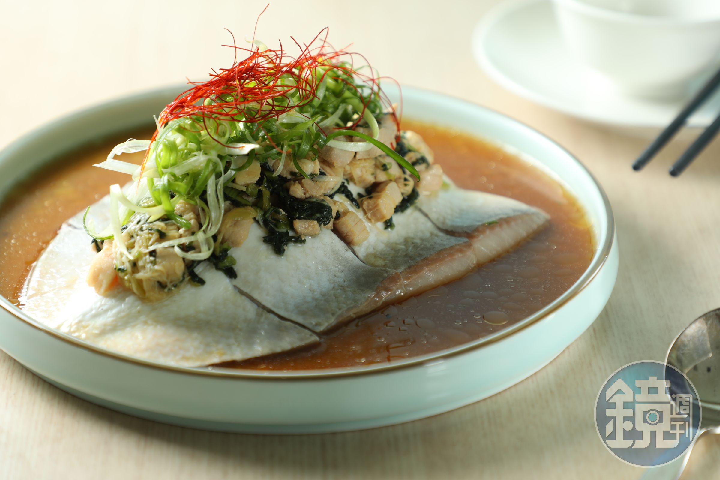 「雪菜花雕虱目魚肚」用的是純海水養殖7個月的虱目魚，上頭鋪了雪菜肉絲，還加入花雕酒賦味。（680元／份）