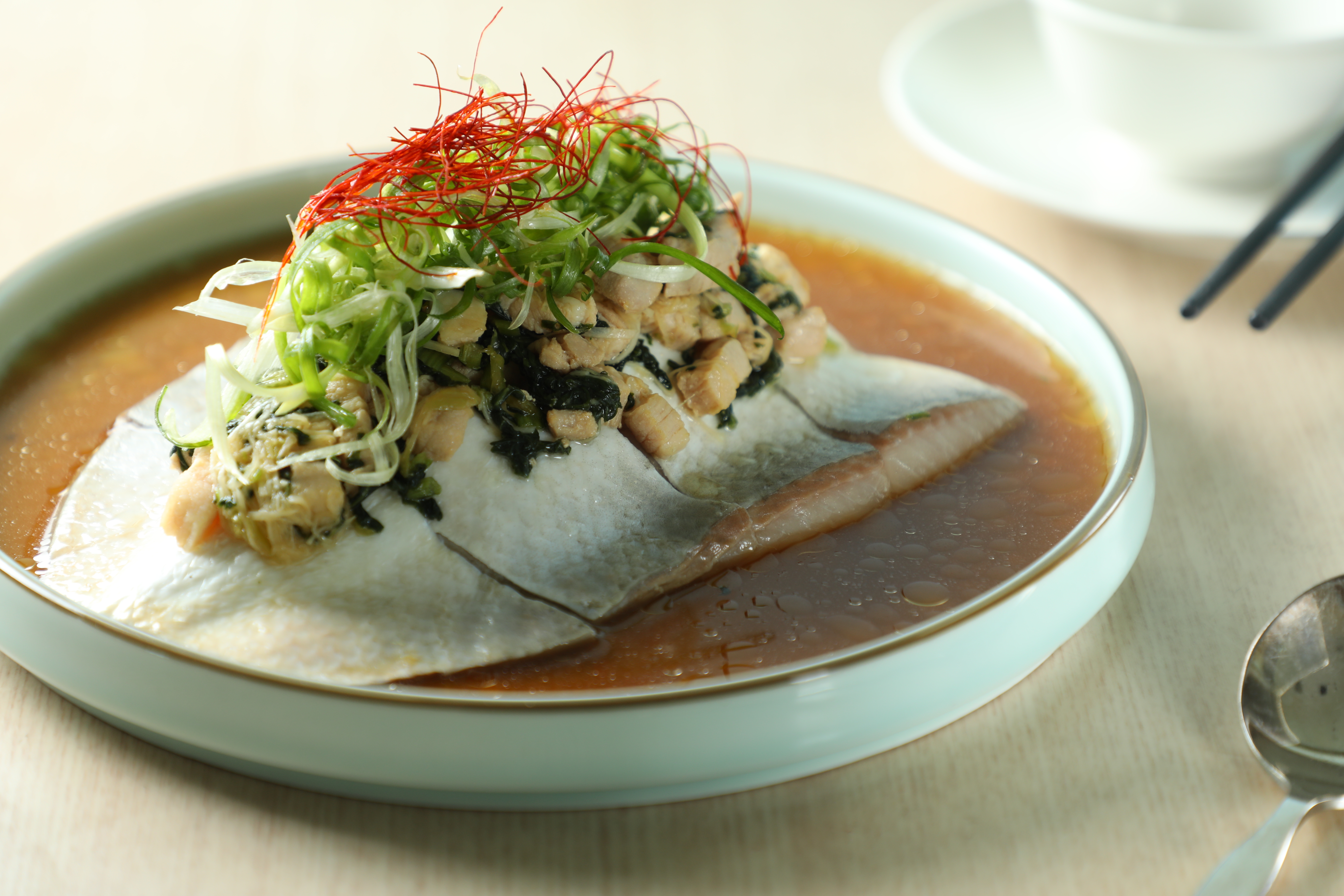 「雪菜花雕虱目魚肚」用的是純海水養殖7個月的虱目魚，上頭鋪了雪菜肉絲，還加入花雕酒賦味。（680元／份）