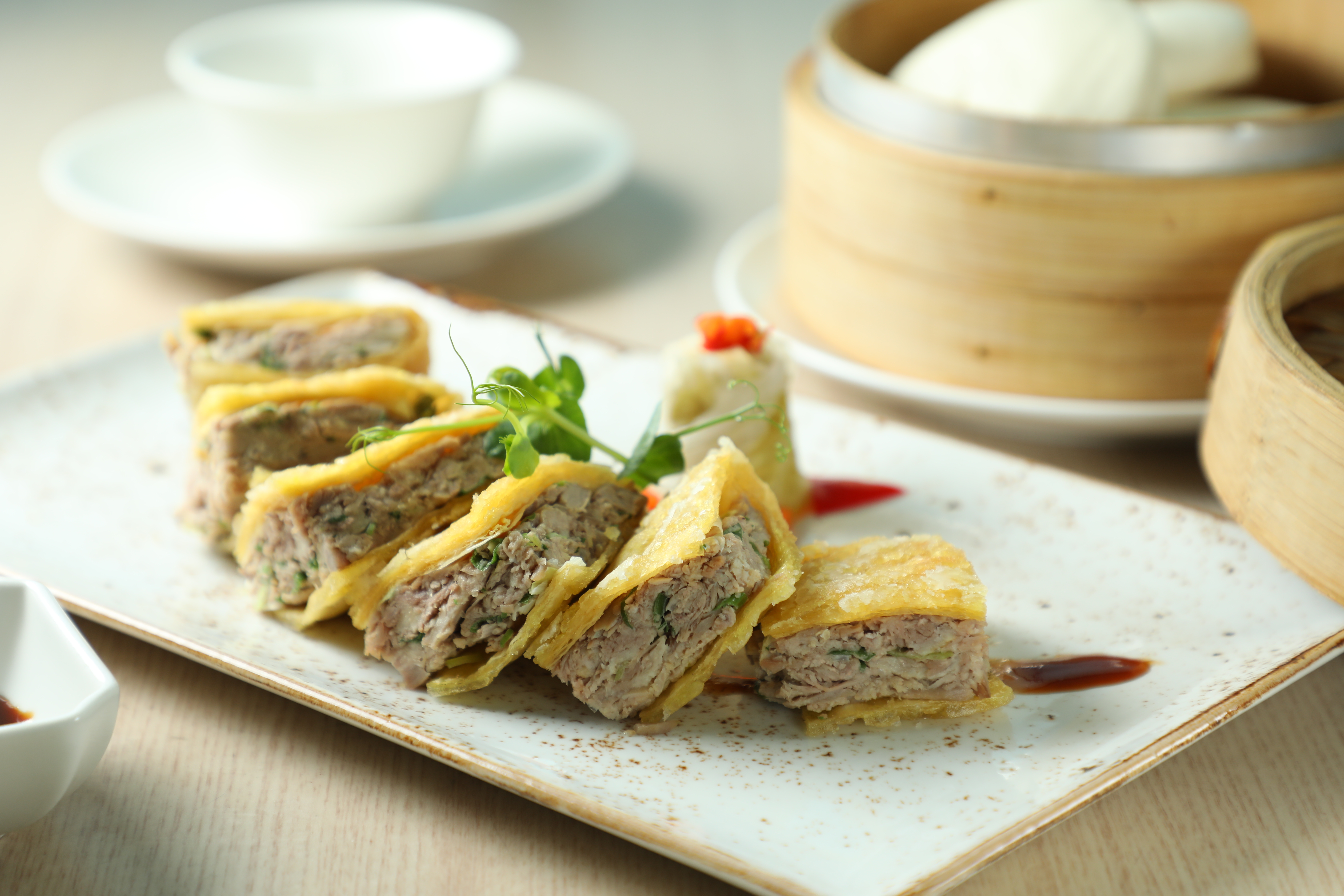 成本極高的「香酥胭脂鴨方」，可搭上特調海鮮醬與酸梅泡菜，包入荷葉餅一起享用。（788元／份）