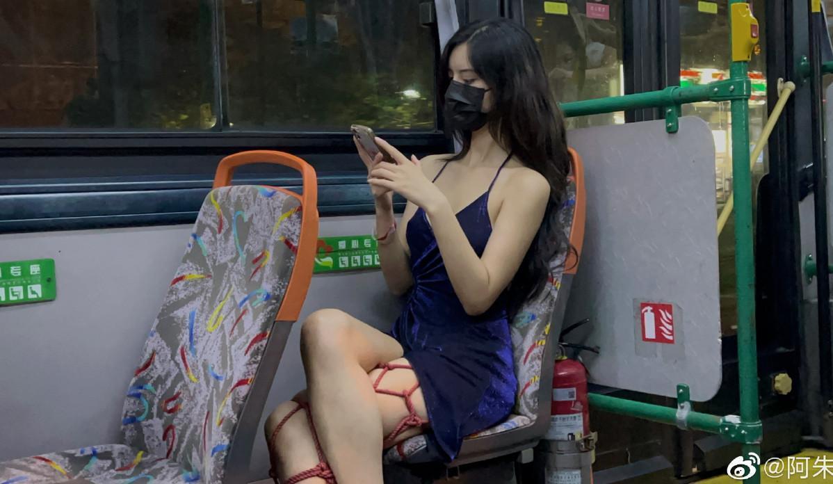 阿朱穿繩縛裝搭公車,翹腳滑手機。(翻攝阿朱505)