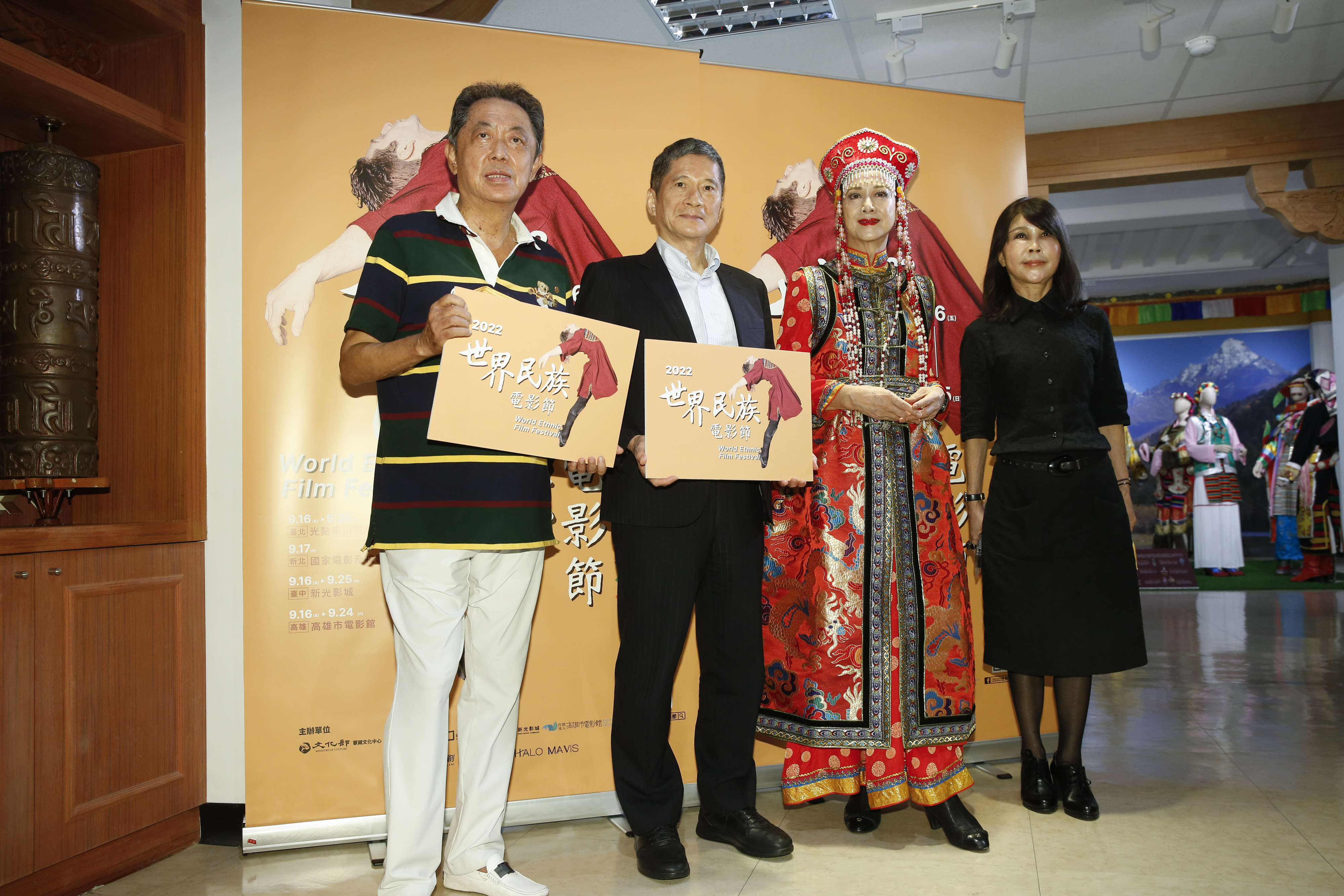 文化部長李永得與朱延平、湯蘭花、蒙藏文化中心主任高玉珍一同出席記者會。