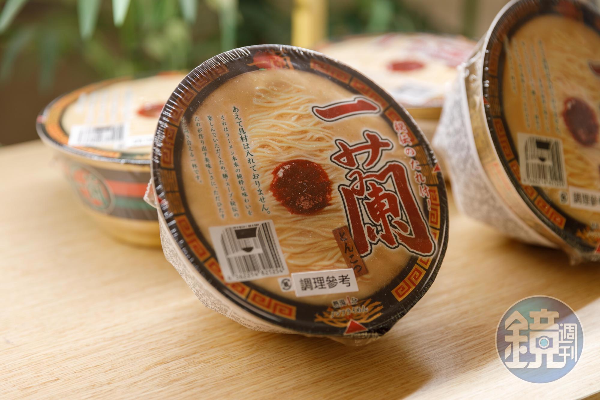 小賣店販售各式日式小物與點心，還有「一蘭拉麵」可飽腹。（259元／碗）