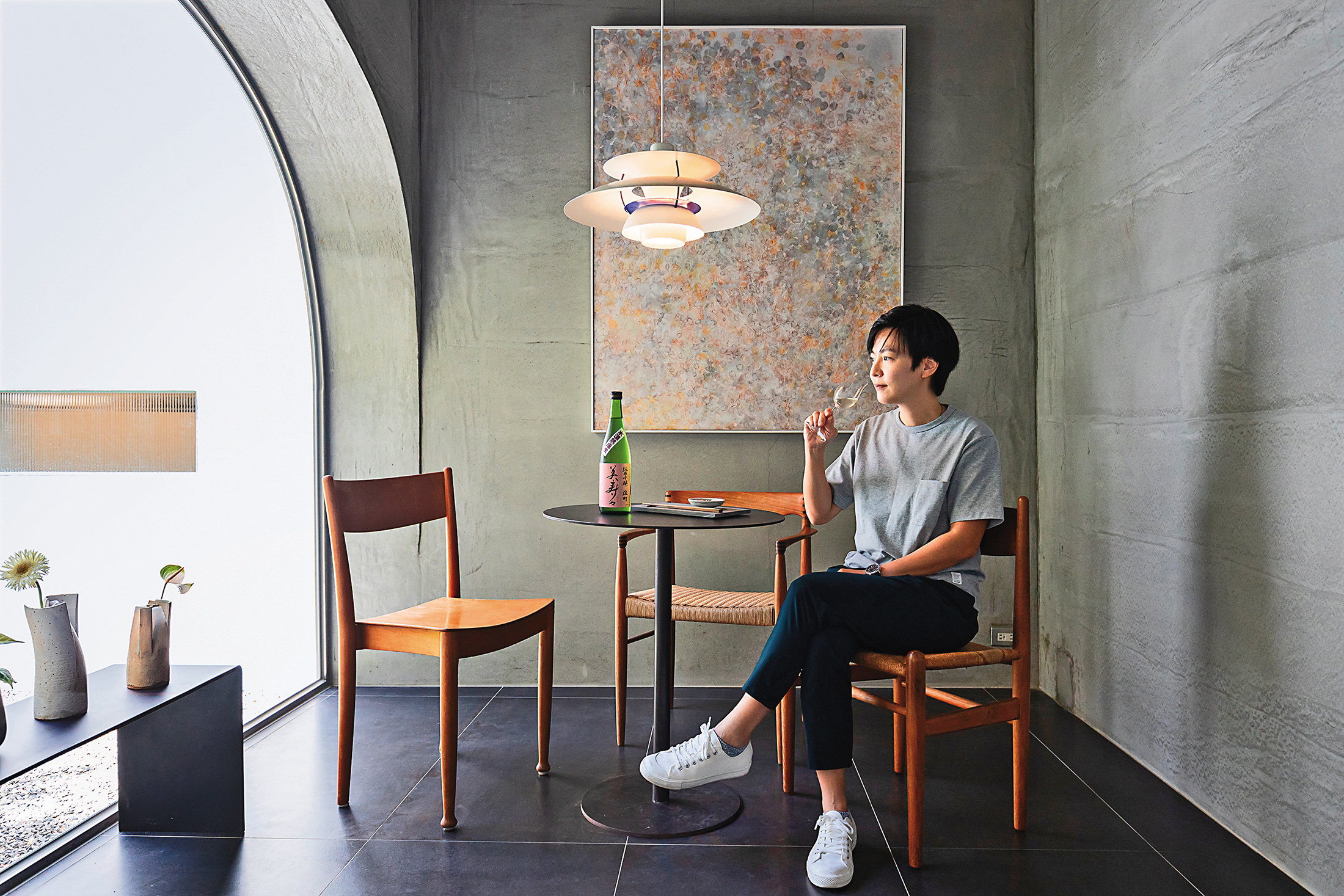 開在高雄鹽埕區的「屋物清酒」，是一間結合日本清酒、北歐老件傢俱與藝廊的複合式清酒吧。