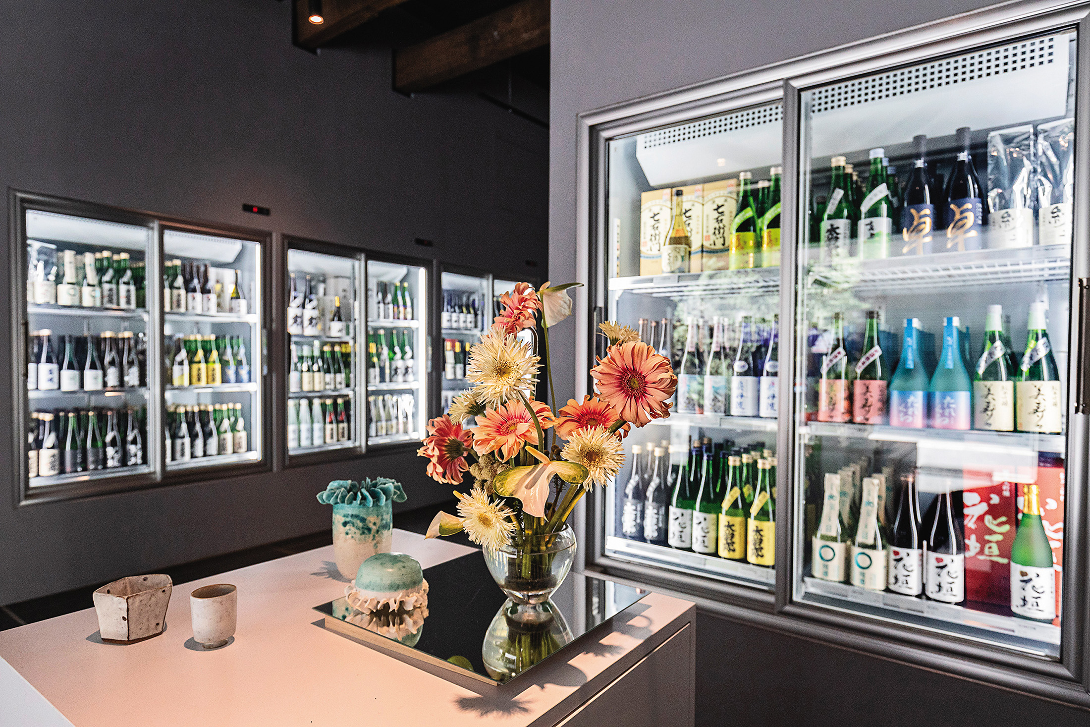 屋物除了賣清酒，也大量展示與使用陶製酒器，並邀請藝術家駐村創作。