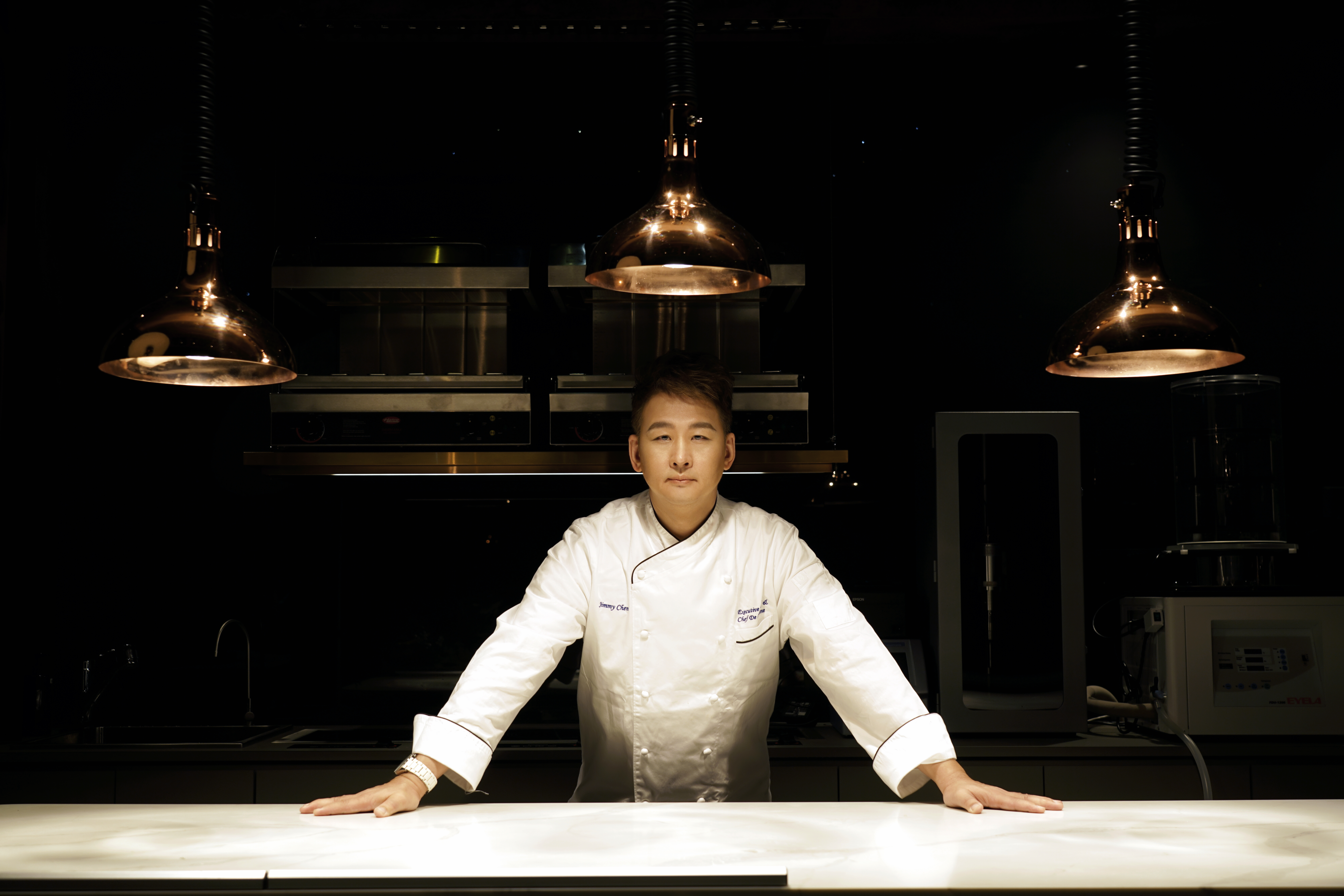 原三二行館的主廚陳溫仁（Jimmy）剛加入新餐廳「CIMES君尹」，雙方即因理念不合提前終止合作。（CIMES君尹提供）