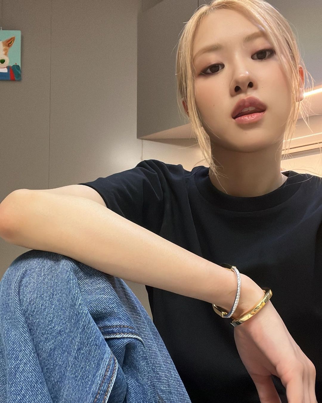 ROSÉ（朴彩英）手腕上是最新的Tiffany Lock系列手鐲。（翻攝自ROSÉ IG）