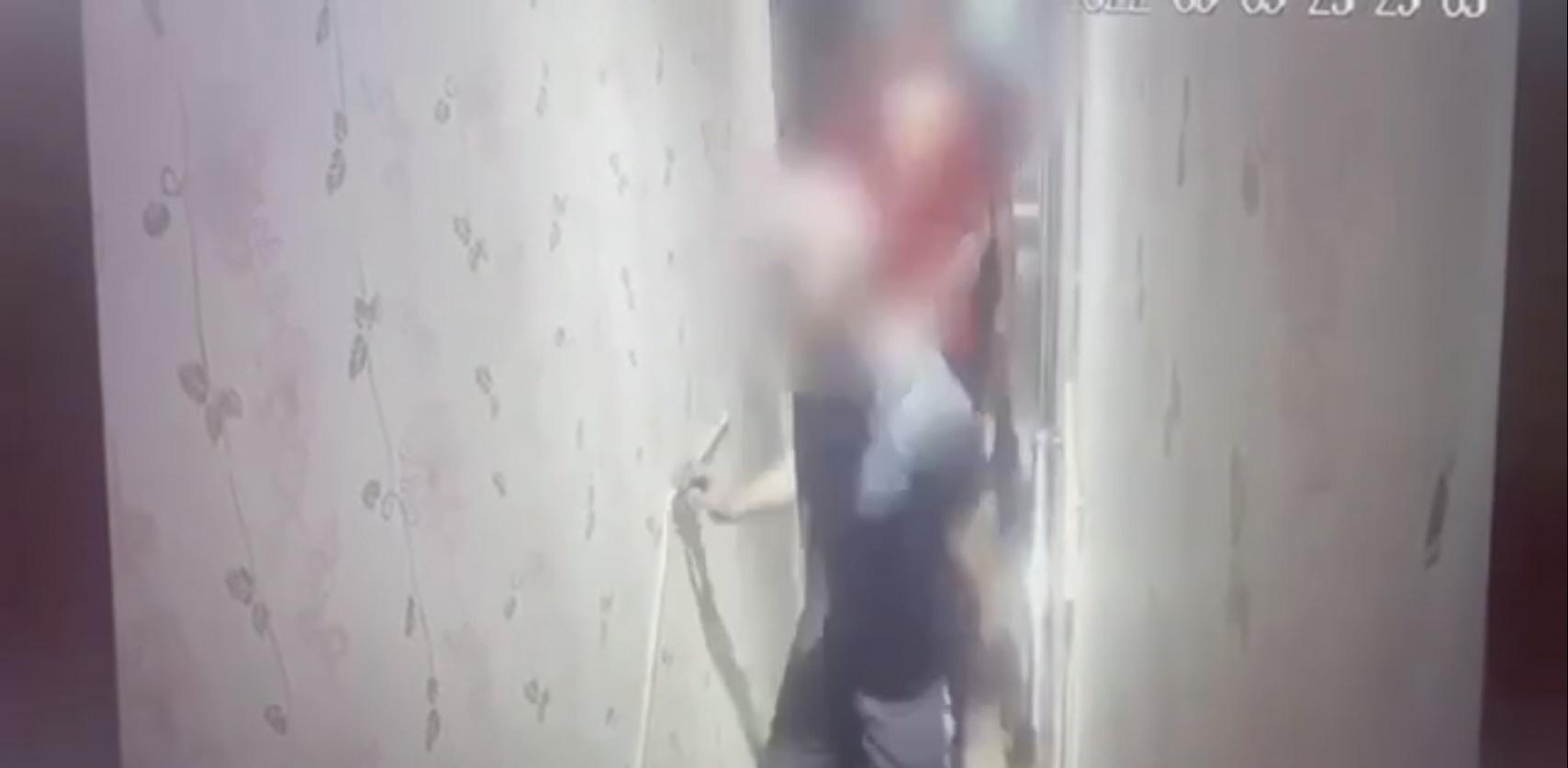 萬華警分局偵查隊郭姓小隊長等人見薛女情緒激動而離開包廂。（翻攝畫面）