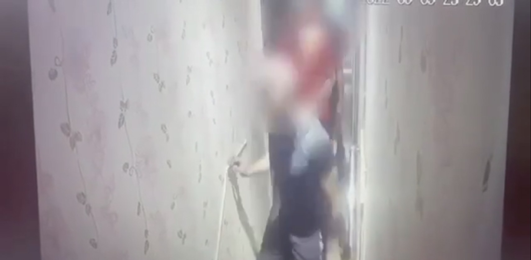 萬華警分局偵查隊郭姓小隊長等人見薛女情緒激動而離開包廂。（翻攝畫面）