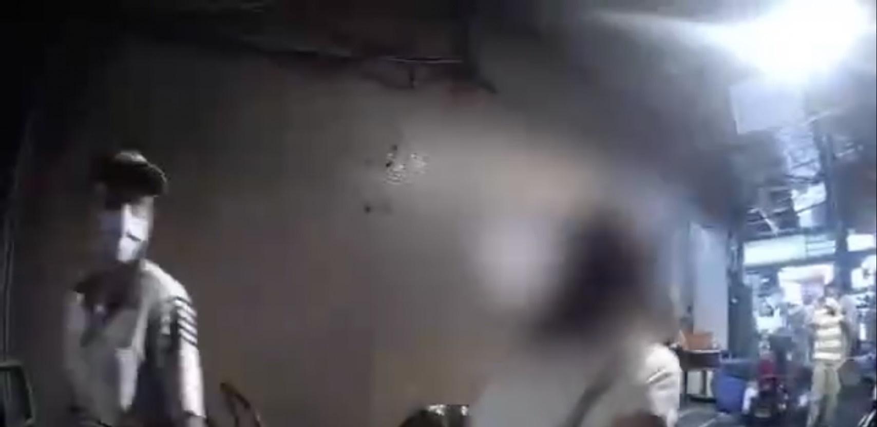 薛女在警方到場時仍情緒激動，不斷飆罵三字經。（翻攝畫面）