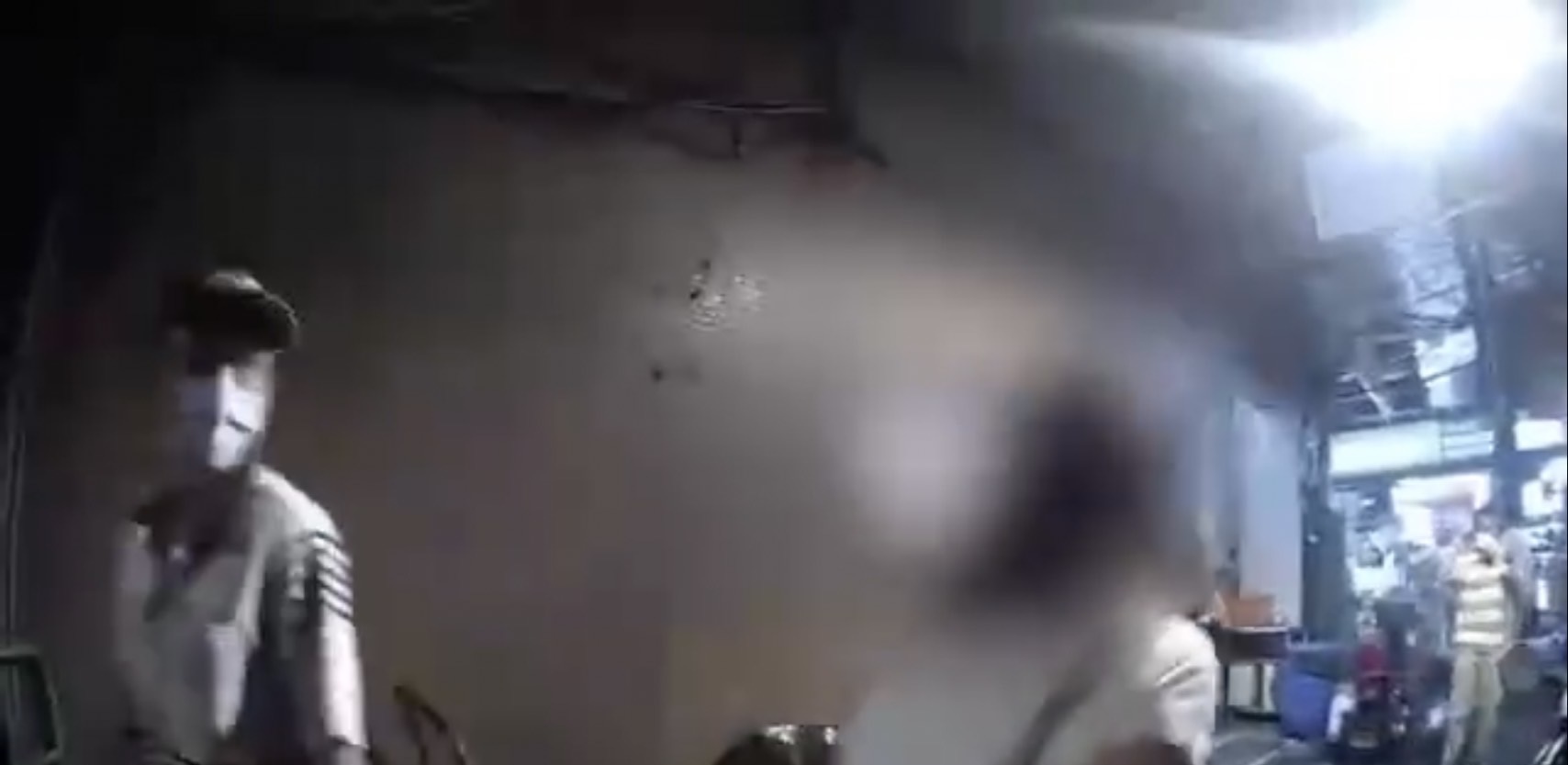 薛女在警方到場時仍情緒激動，不斷飆罵三字經。（翻攝畫面）