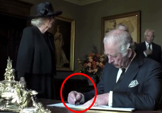 查爾斯三世近日2度發飆，全被鏡頭拍下。（翻攝自推特@hughriminton）