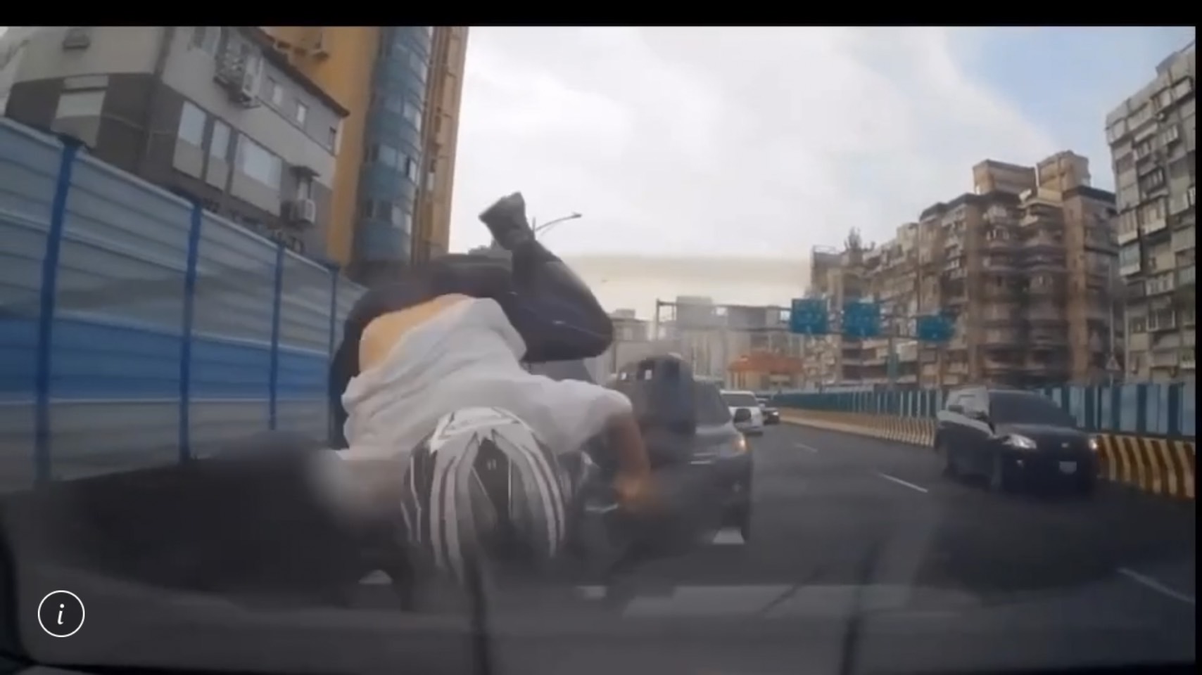 柯男煞車不及追撞前車，整個人彈起倒地。（翻攝畫面）