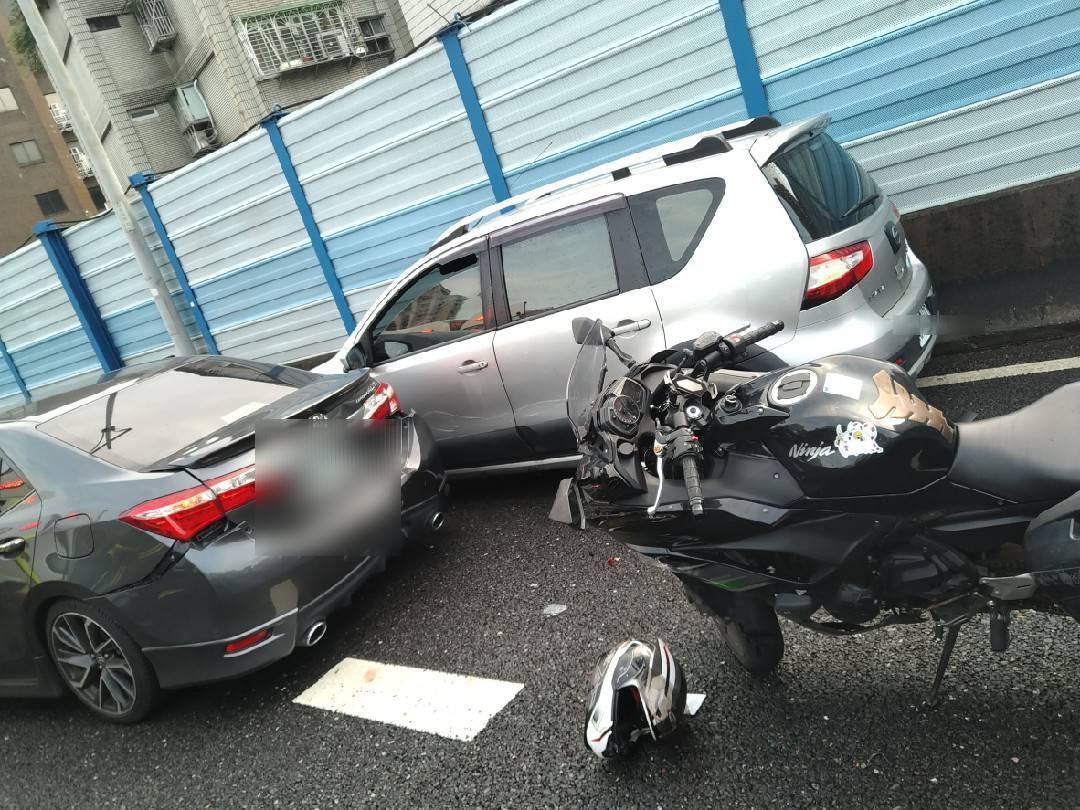 柯男倒地後遭3車追撞夾擊。（翻攝畫面）