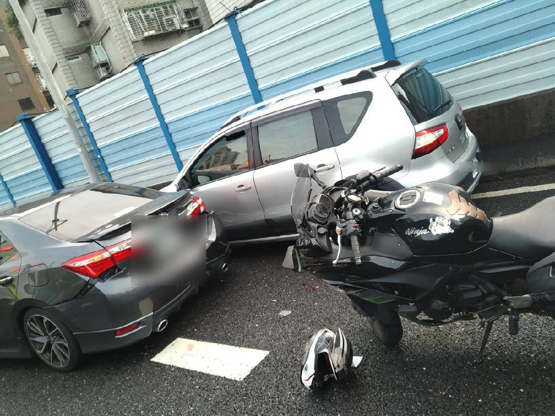 柯男倒地後遭3車追撞夾擊。（翻攝畫面）