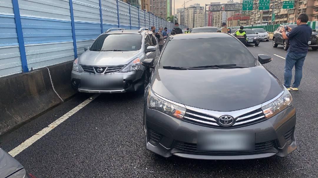 車禍導致新生高架堵塞，長安東路匝道一度封閉。（翻攝畫面）
