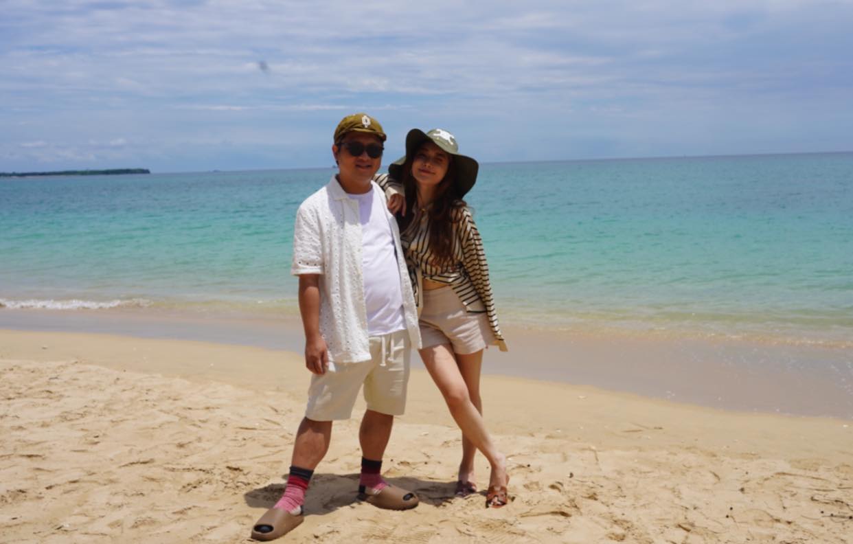 納豆出院後，依依工作時他偶爾會在身邊，兩人也不忘去遊玩，把握甜蜜時光。（翻攝自依依臉書）