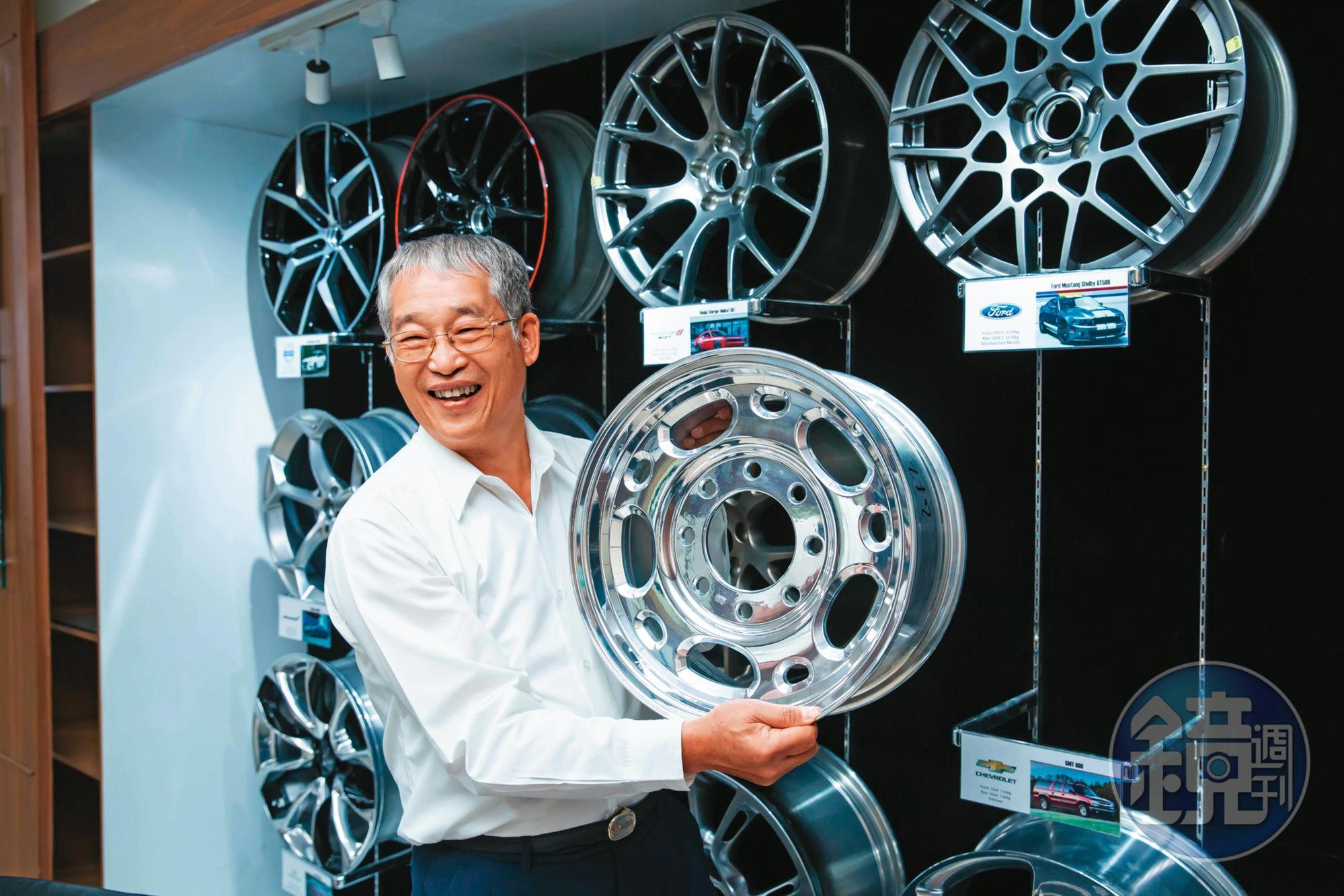 巧新在1998年切入汽車產業,3年後幫通用汽車製造出16吋、僅8公斤的輕卡輪圈。