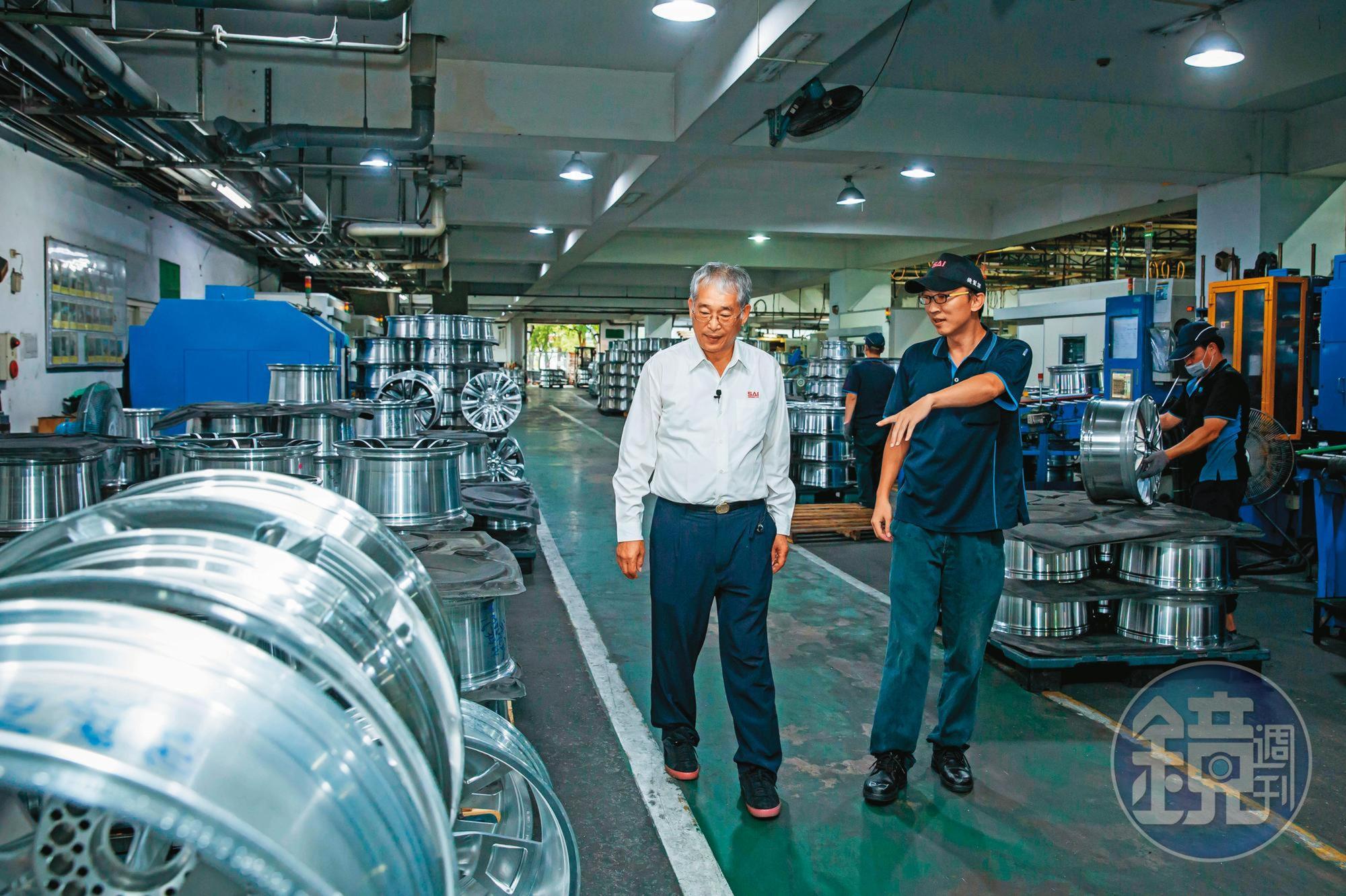 黃聰榮(左)過往雖然主要負責財務相關工作,也會關心產線運作與材料特性,能學的都積極學。