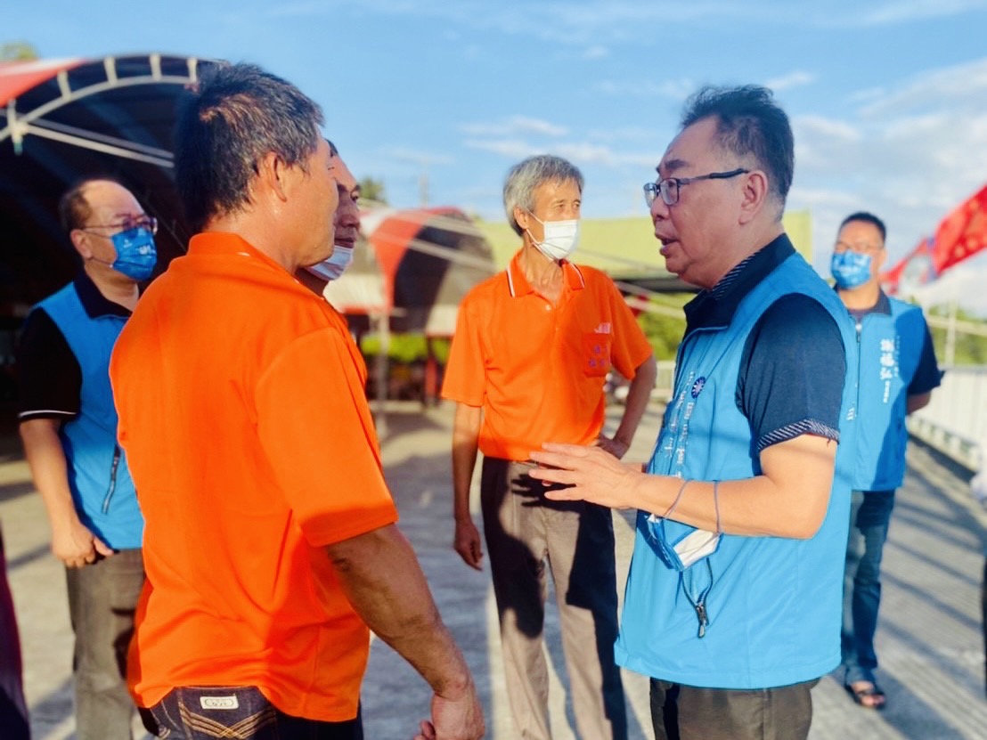 坤輿掩埋場20年爭議終落幕，謝福弘（右）解說現場環境與掩埋場將帶來的影響與傷害。（謝福弘提供）