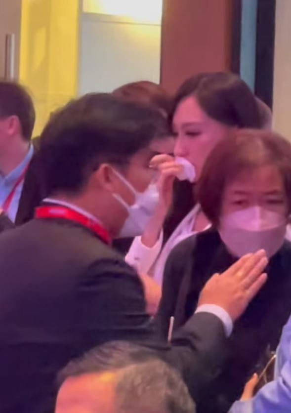 台灣佳麗高曼容出席2022世界創新與科技大會開幕式，卻因中國施壓無法上台揮舞國旗，難過流淚。（翻攝自余宛如臉書）
