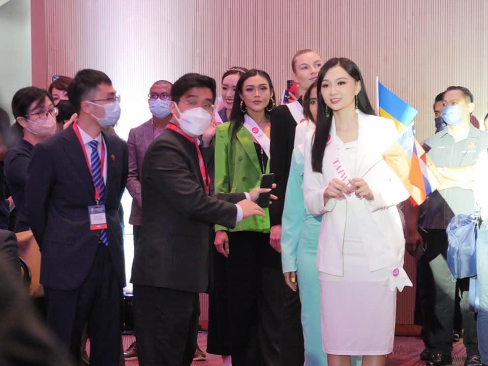 台灣佳麗高曼容出席2022世界創新與科技大會開幕式，卻因中國施壓無法上台揮舞國旗，難過流淚。（翻攝自余宛如臉書）