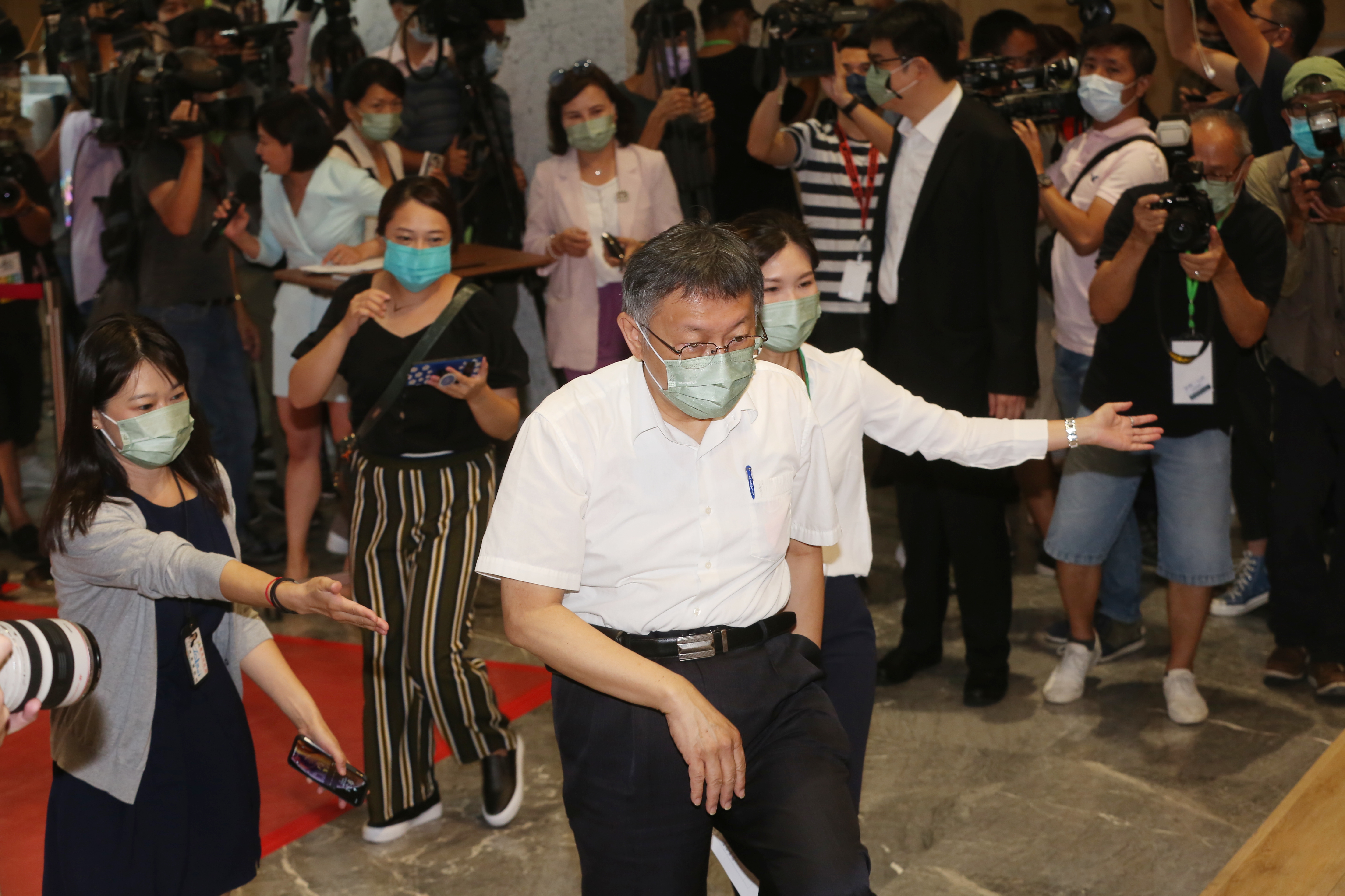 柯文哲日前說全世界剩中國、北韓和台灣還在戴口罩，北韓粉專指正他的說法。（本刊資料照）