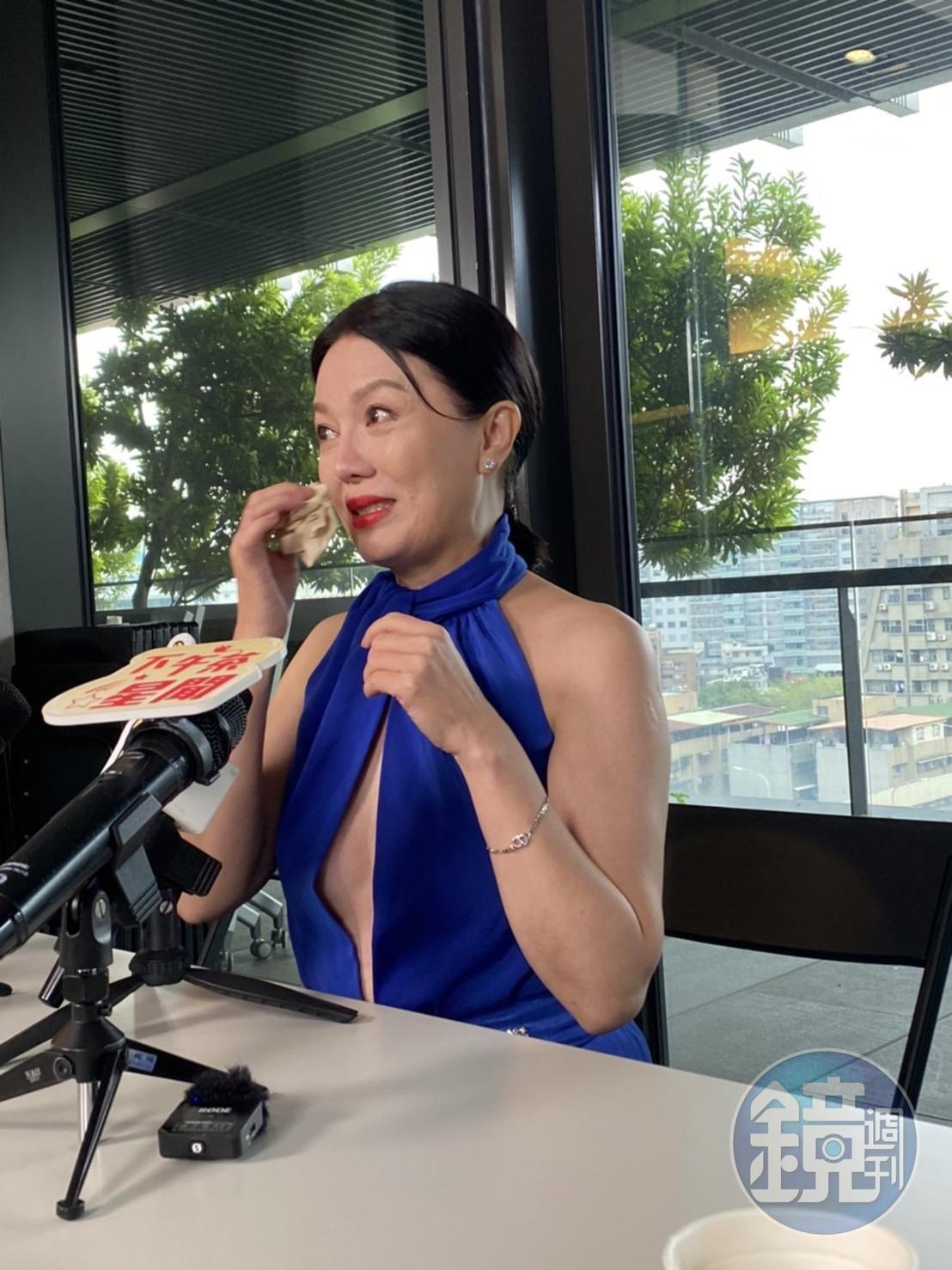 苗可麗講到女兒忍不住拭淚。
