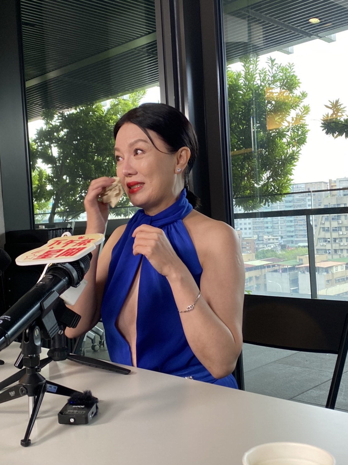 苗可麗講到女兒忍不住拭淚。