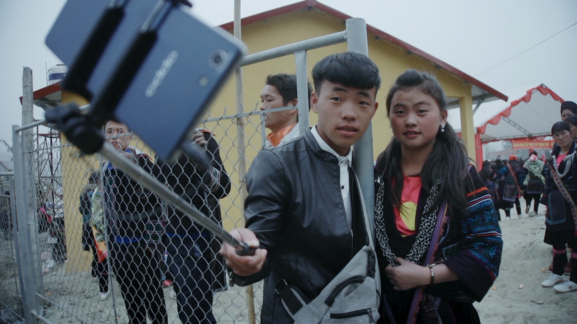 《迷霧中的孩子》主人翁少女琪（右）與男孩一起合照。（前景提供）