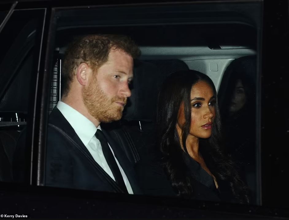 哈利王子（左）和梅根驅車前往白金漢宮，梅根的煙燻妝容遭批評。（翻攝每日郵報）