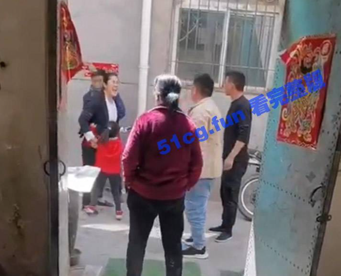 小女孩被姪子拿來當「擋箭牌」,媽媽發現後急於護兒。(翻自《51吃瓜網》)