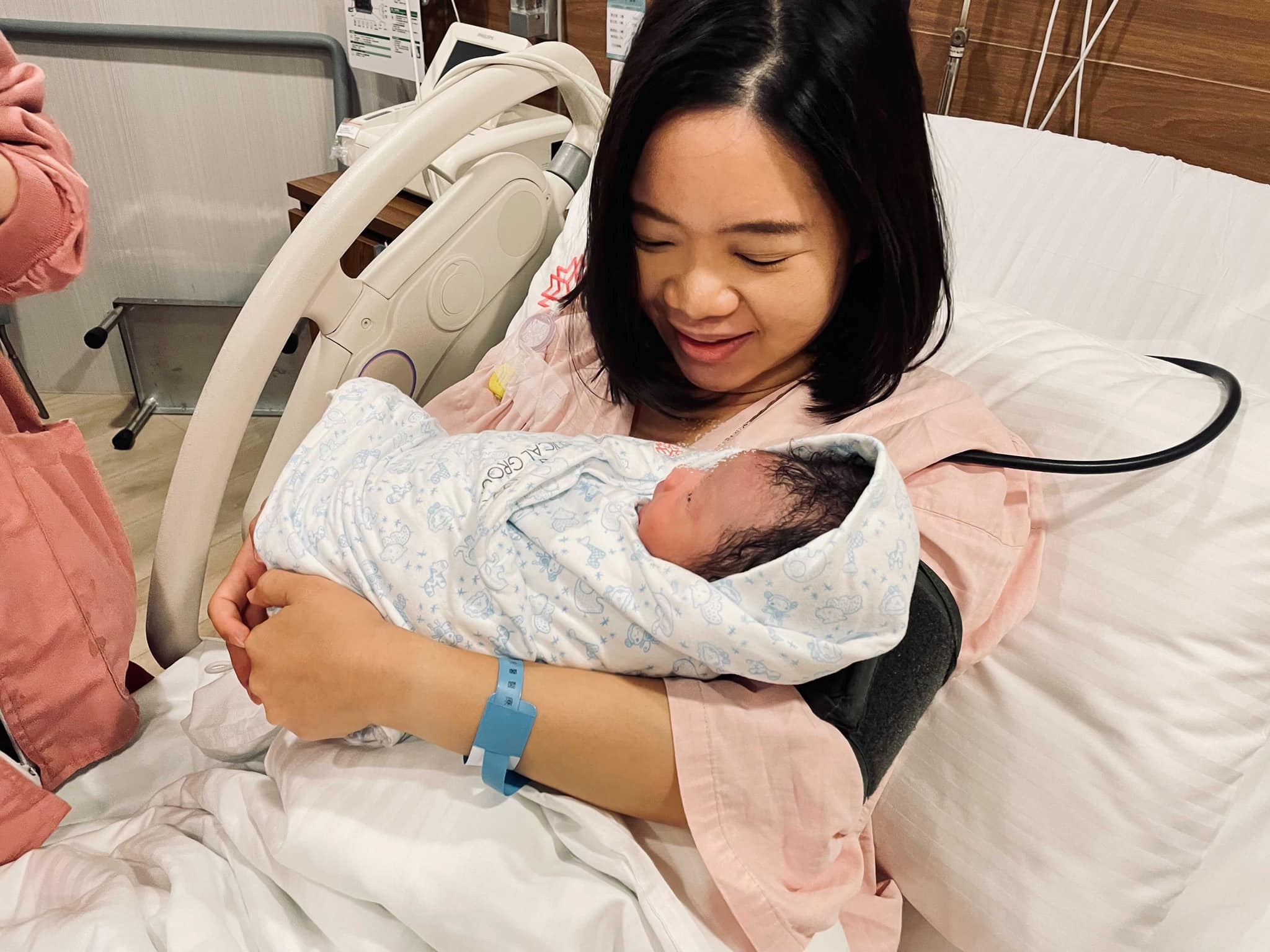 黃郁芬今晨順利自然產下一名健康男嬰，在臉書發文報喜。（翻攝自黃郁芬臉書）