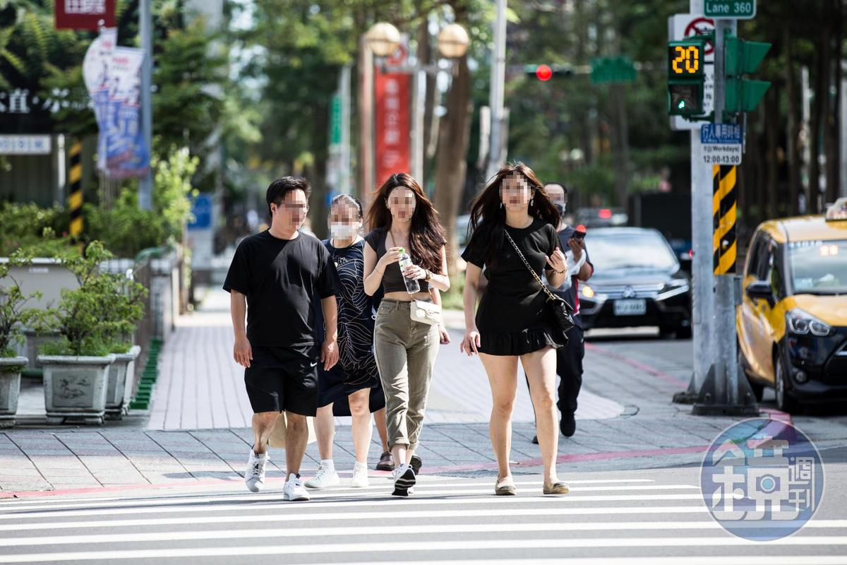 一名OL過馬路時遭男子手肘撞胸，理論時男子卻回：「是妳胸部撞我的手」；示意圖，非當事人。（本刊資料照）