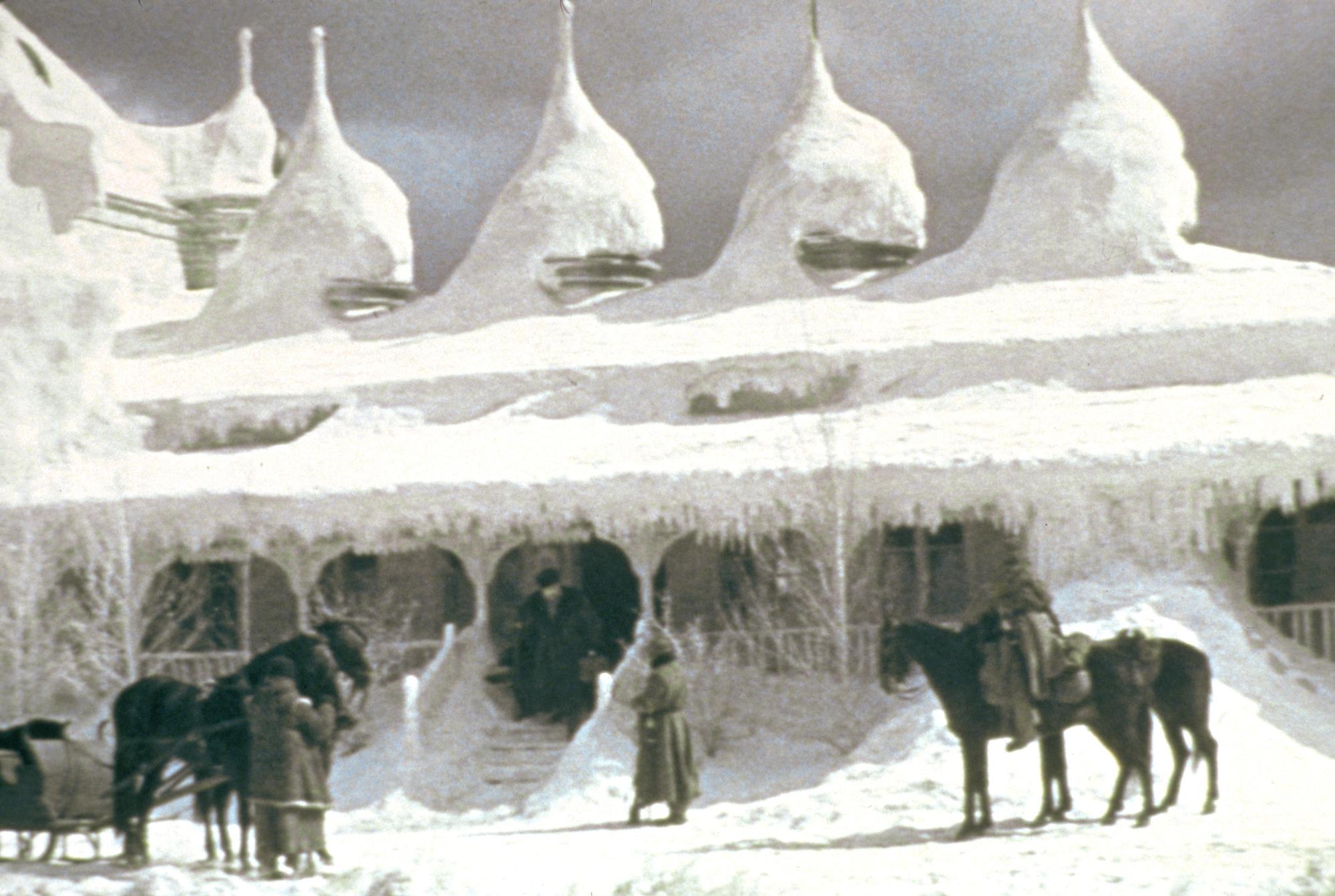 片中大雪紛飛的俄國場景,其實都是在西班牙搭建,以冰封的蠟充當冰雪、以假亂真。(華納兄弟提供)
