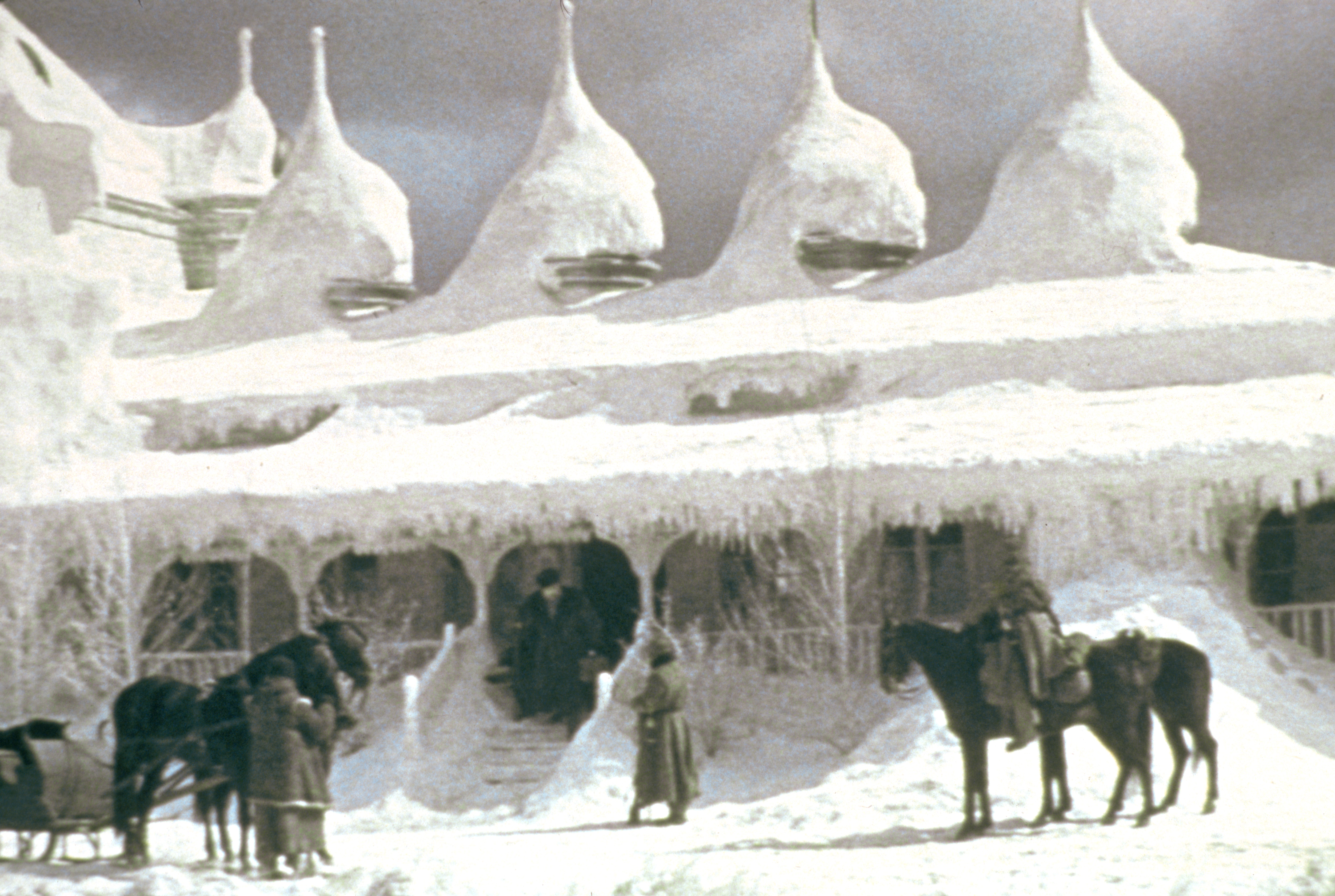 片中大雪紛飛的俄國場景,其實都是在西班牙搭建,以冰封的蠟充當冰雪、以假亂真。(華納兄弟提供)