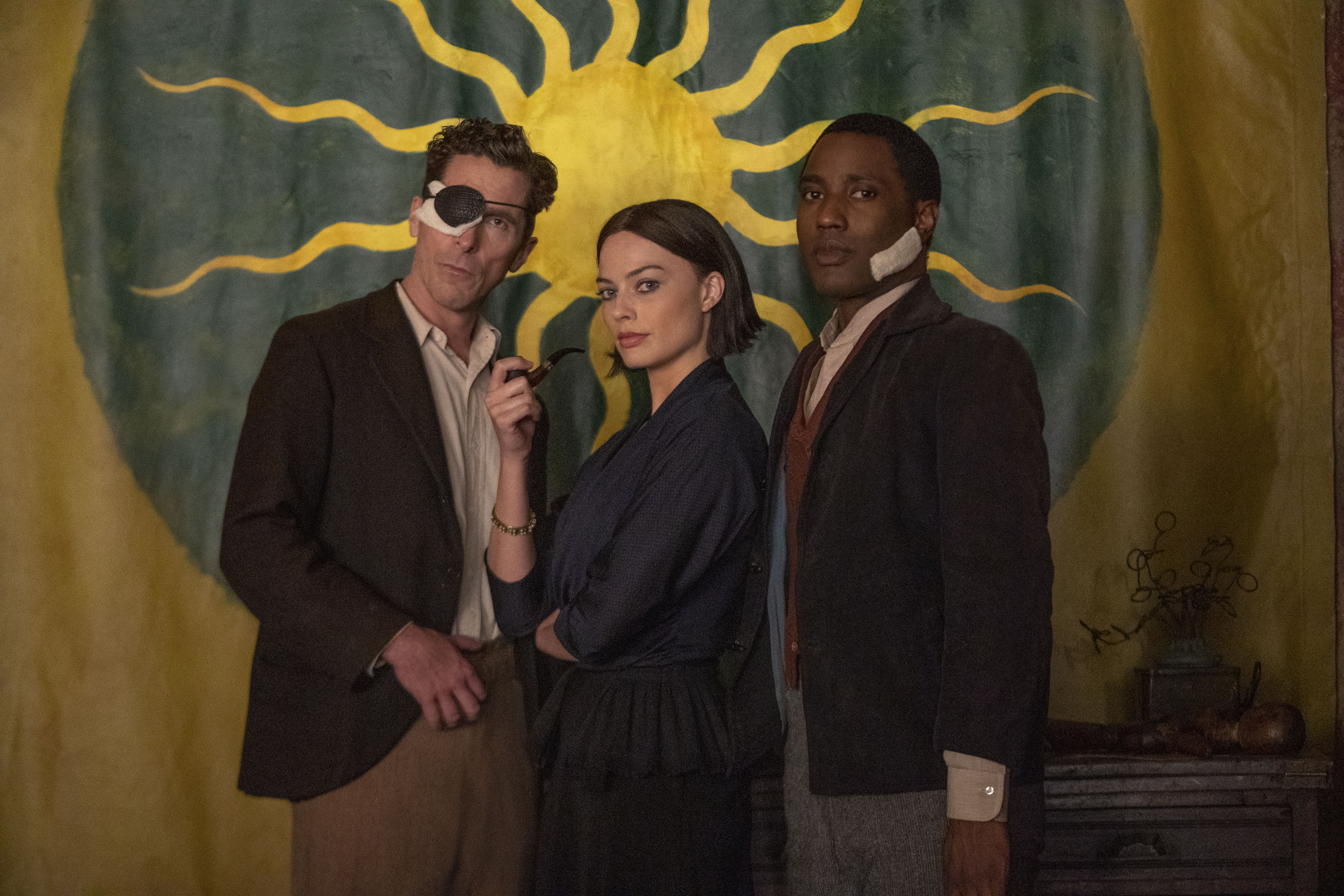 克里斯汀貝爾（左起）、瑪格羅比、約翰大衛華盛頓，以復古又略帶喜劇的造型，成為《阿姆斯特丹》的冒險3人組。（20世紀影業提供）