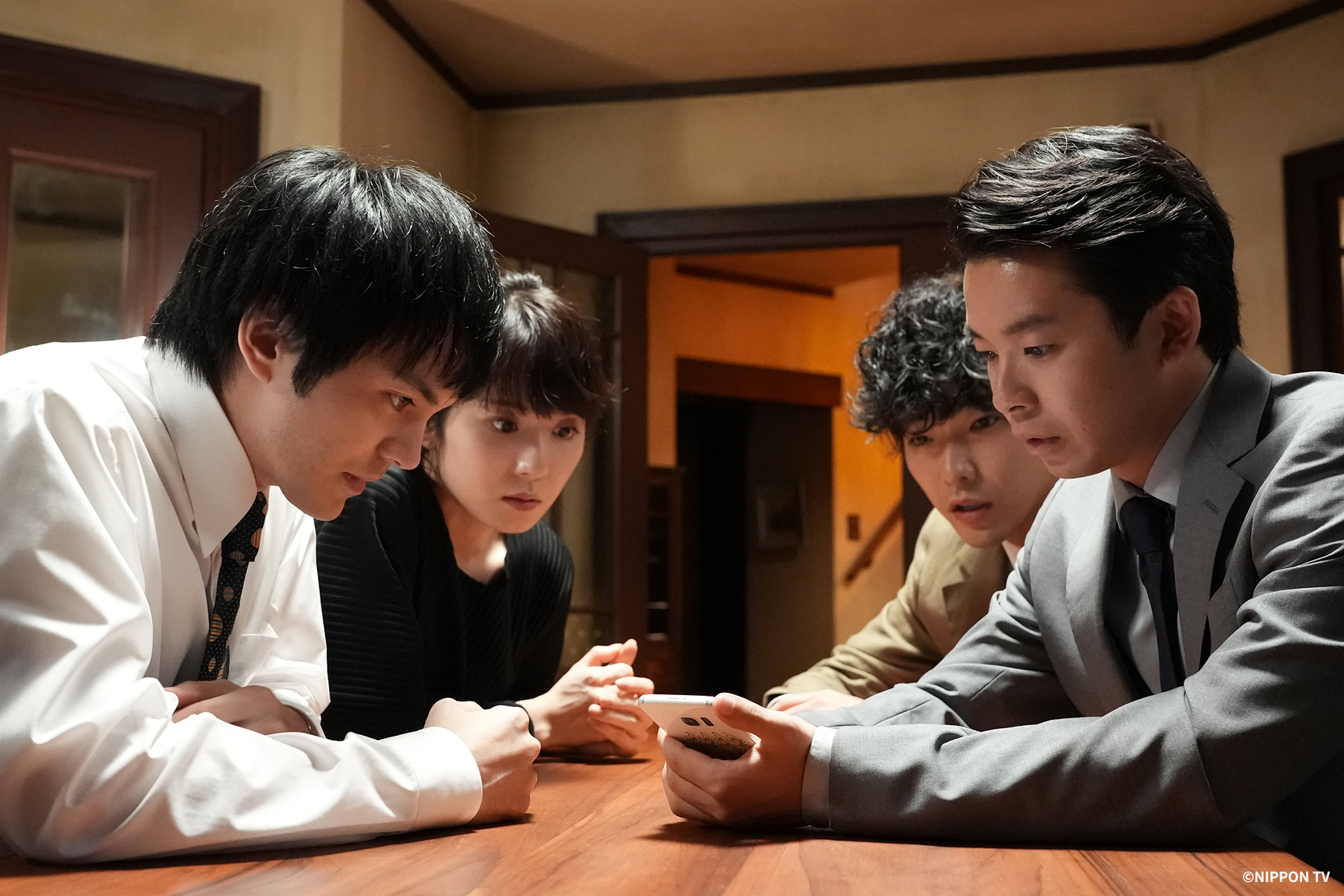 《初戀的惡魔》由林遣都（左前）與仲野太賀（右前）攜手主演，搭配柄本佑（右後）以及松岡茉優（左後），4人湊成隊伍辦案。（friDay影音提供）