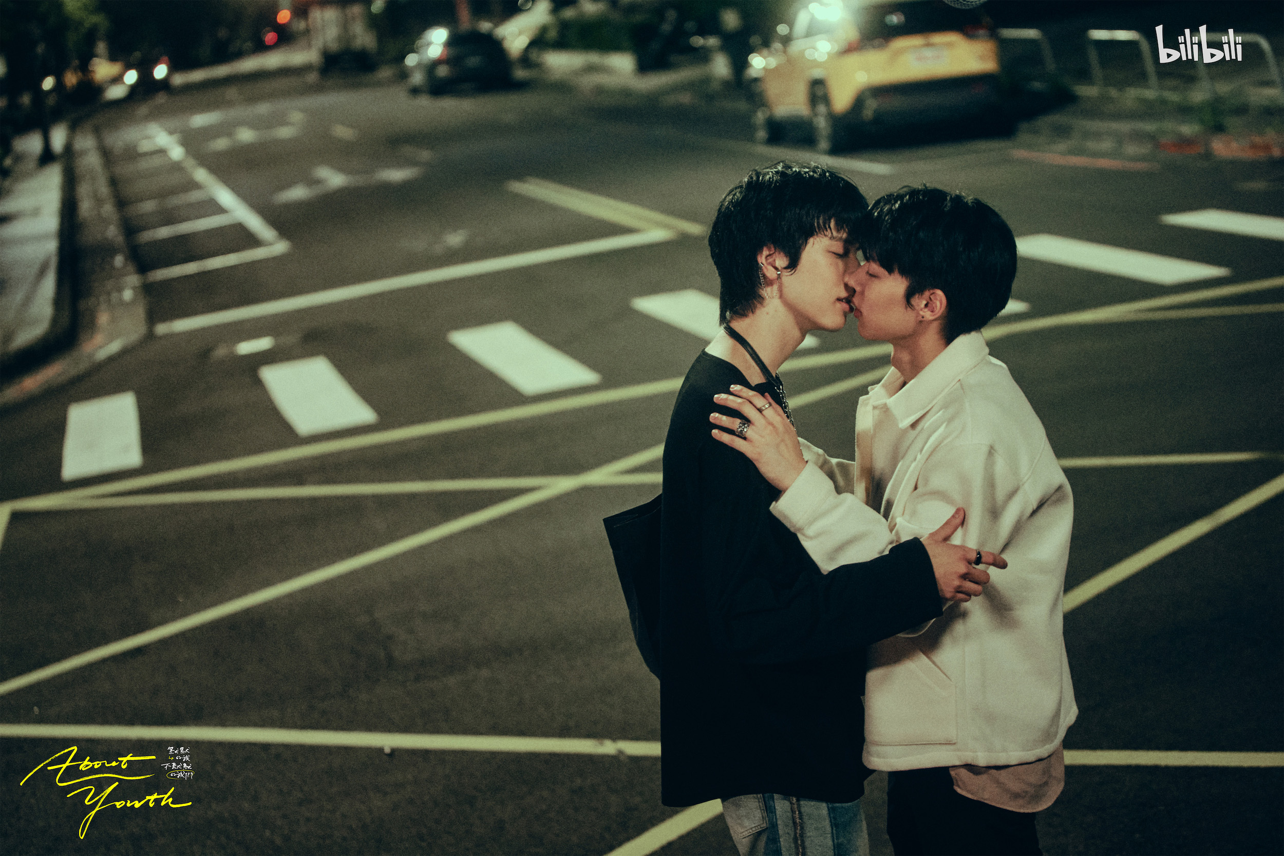 黃信赫（右）送徐碩廷（左）回家，曖昧的氛圍下相互吸引開始激吻。（bilibili、大慕可可提供）