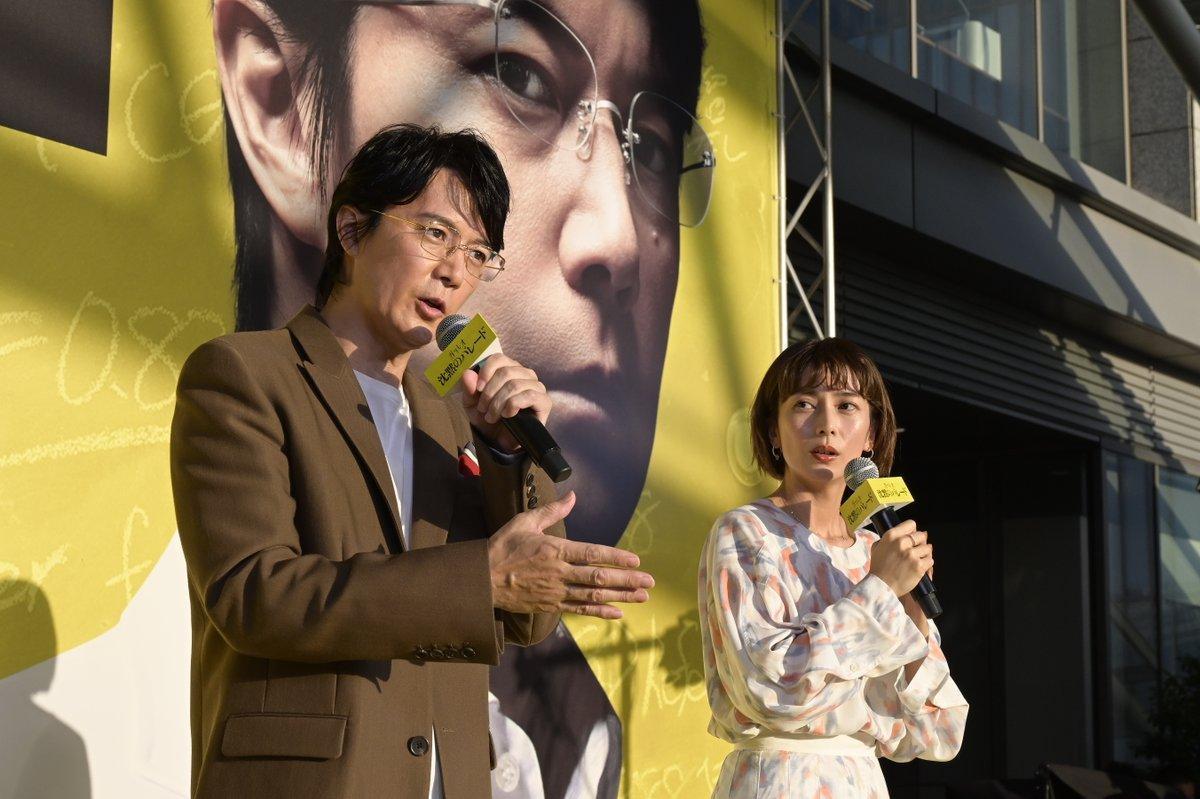 福山雅治、柴崎幸看到熱情粉絲,不時與粉絲揮手致意。(翻攝破案天才伽利略:沉默的遊行官方推特)