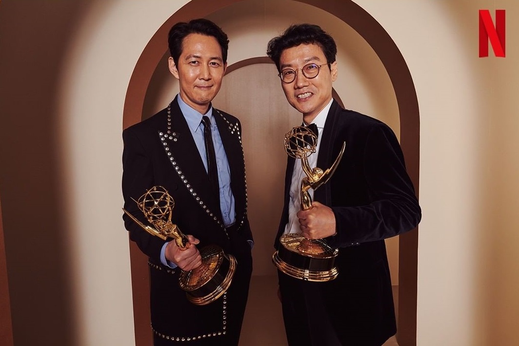 《魷魚遊戲》導演黃東赫(右)和李政宰在在第74屆艾美獎分別拿下榮獲最佳劇情類導演獎和最佳男主角肯定。(翻攝自Netflix Korea Instagram)